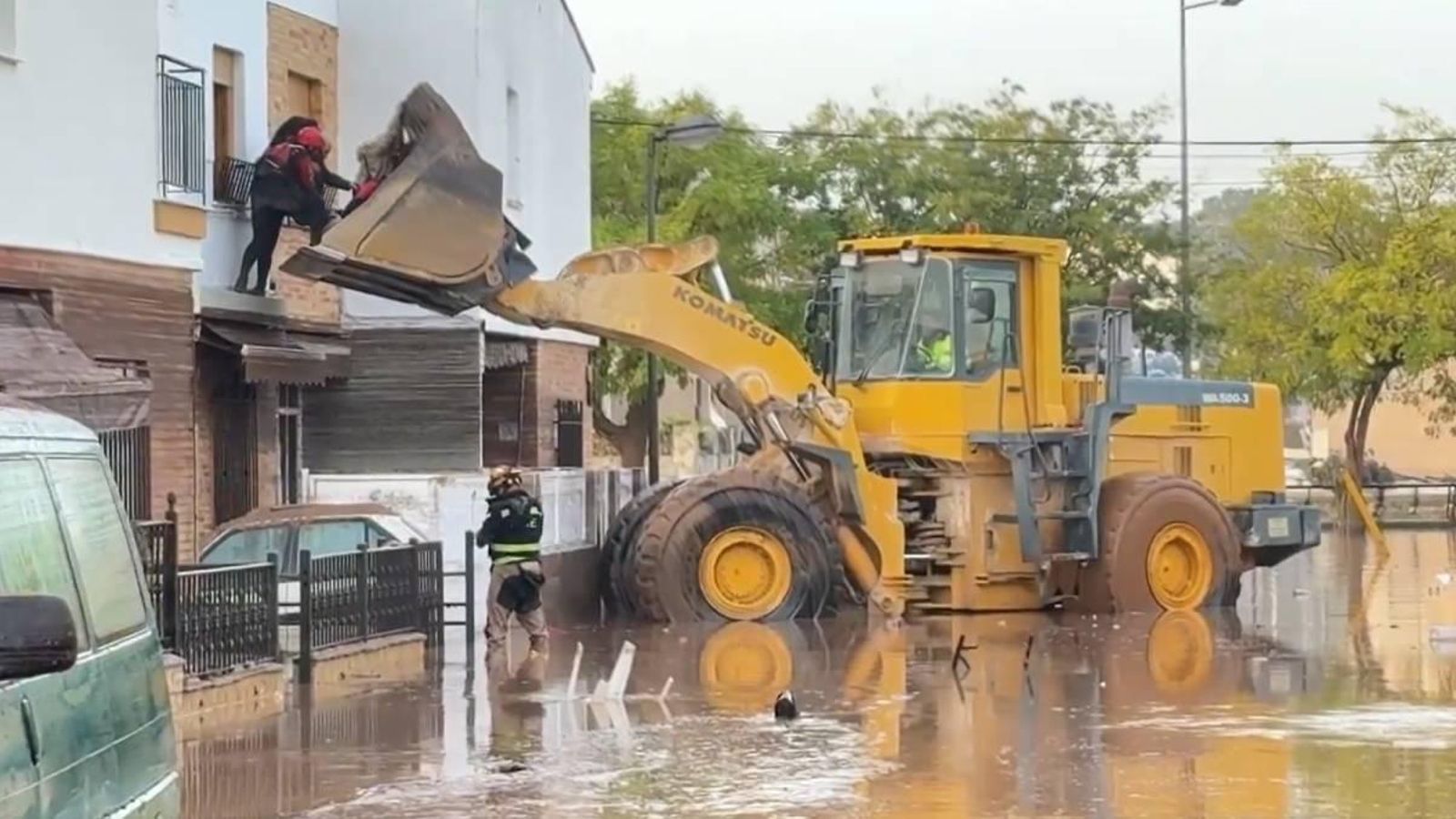 Efectivos de la UME desplegados en Valencia rescatan a personas de una casa