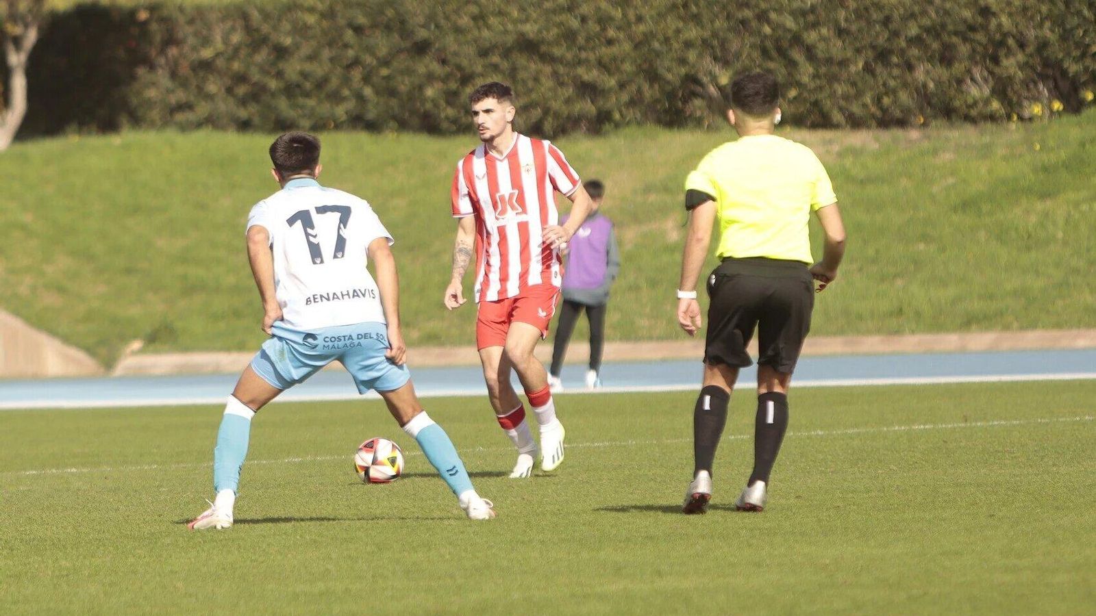 El centrocampista José Manuel Romera durante su debut con los rojiblancos.