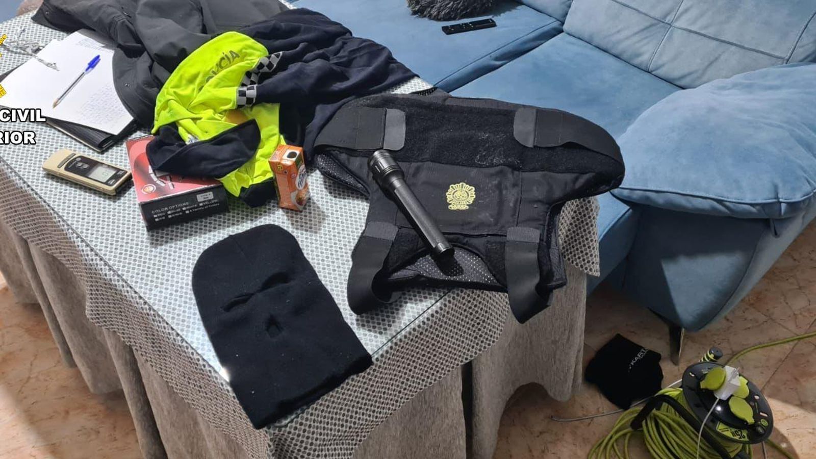 Uno de los chalecos de Policía intervenidos en la operación contra los ladrones del chalé de María del Monte.