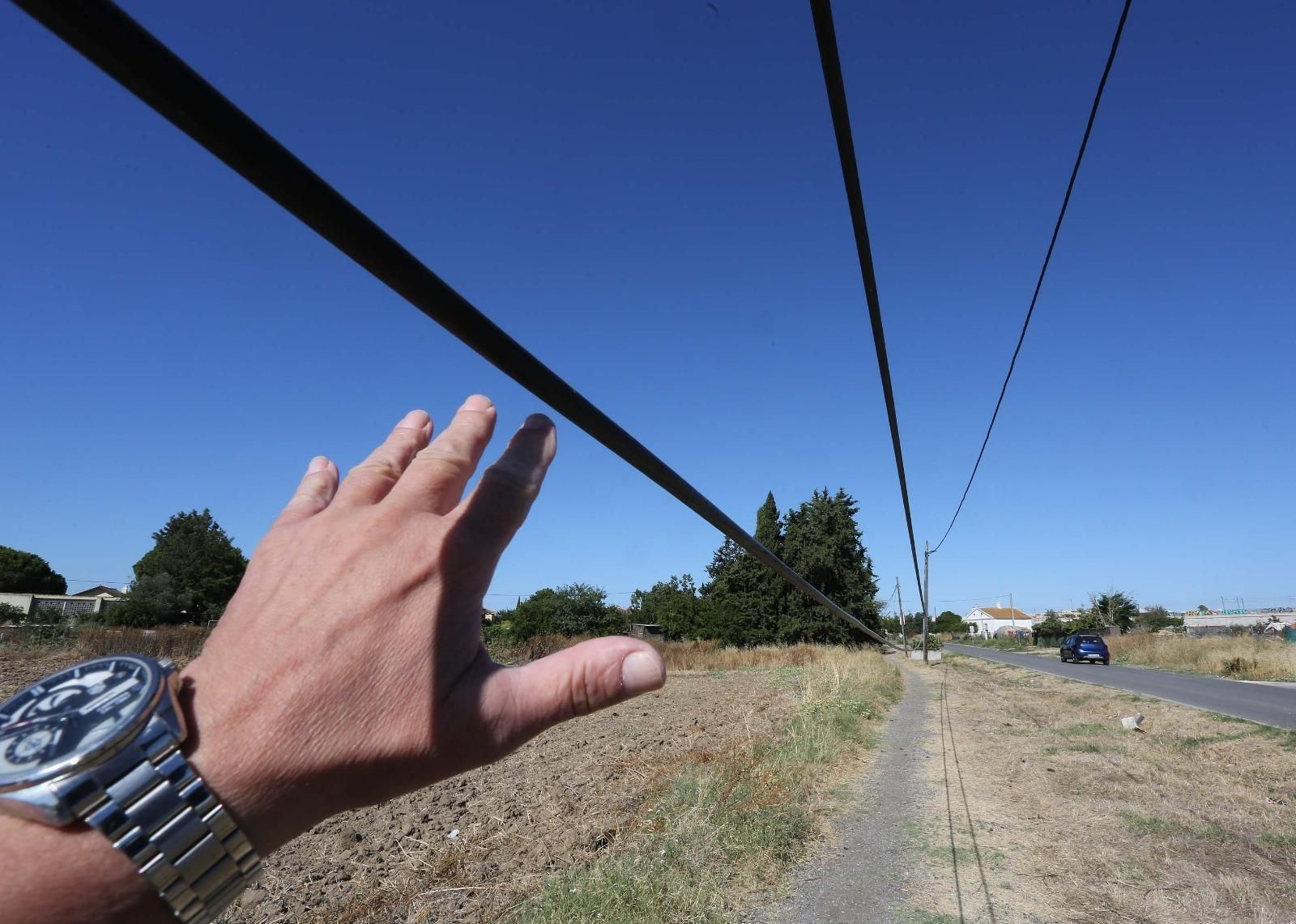 Tramo de San José Obrero en el que se encuentran los cables muy cerca del suelo.