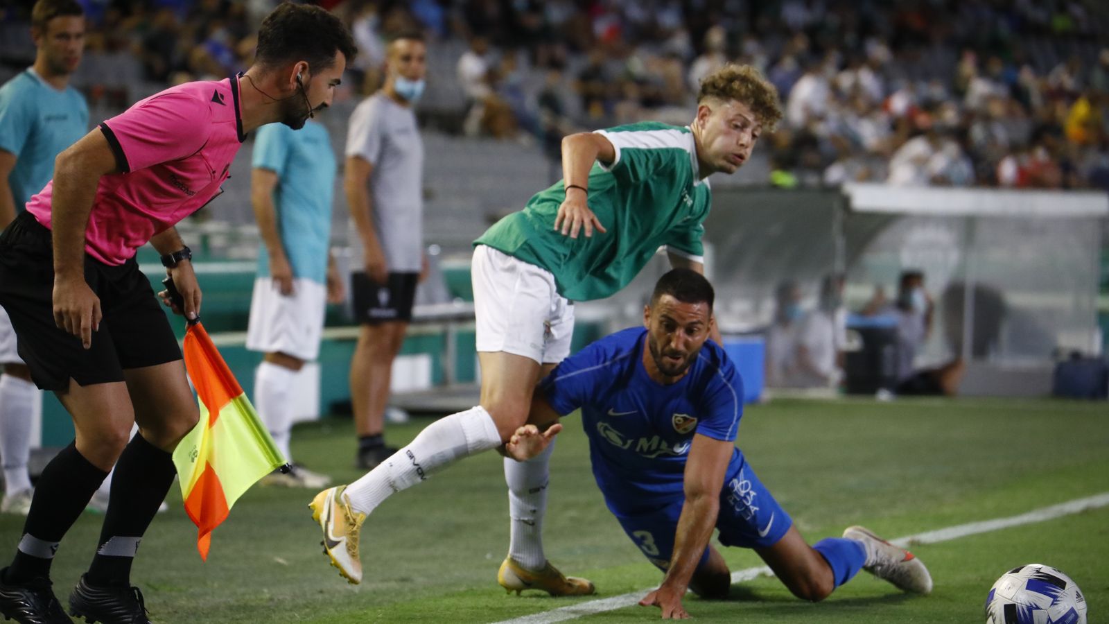 Simo es frenado por un jugador del Linares.