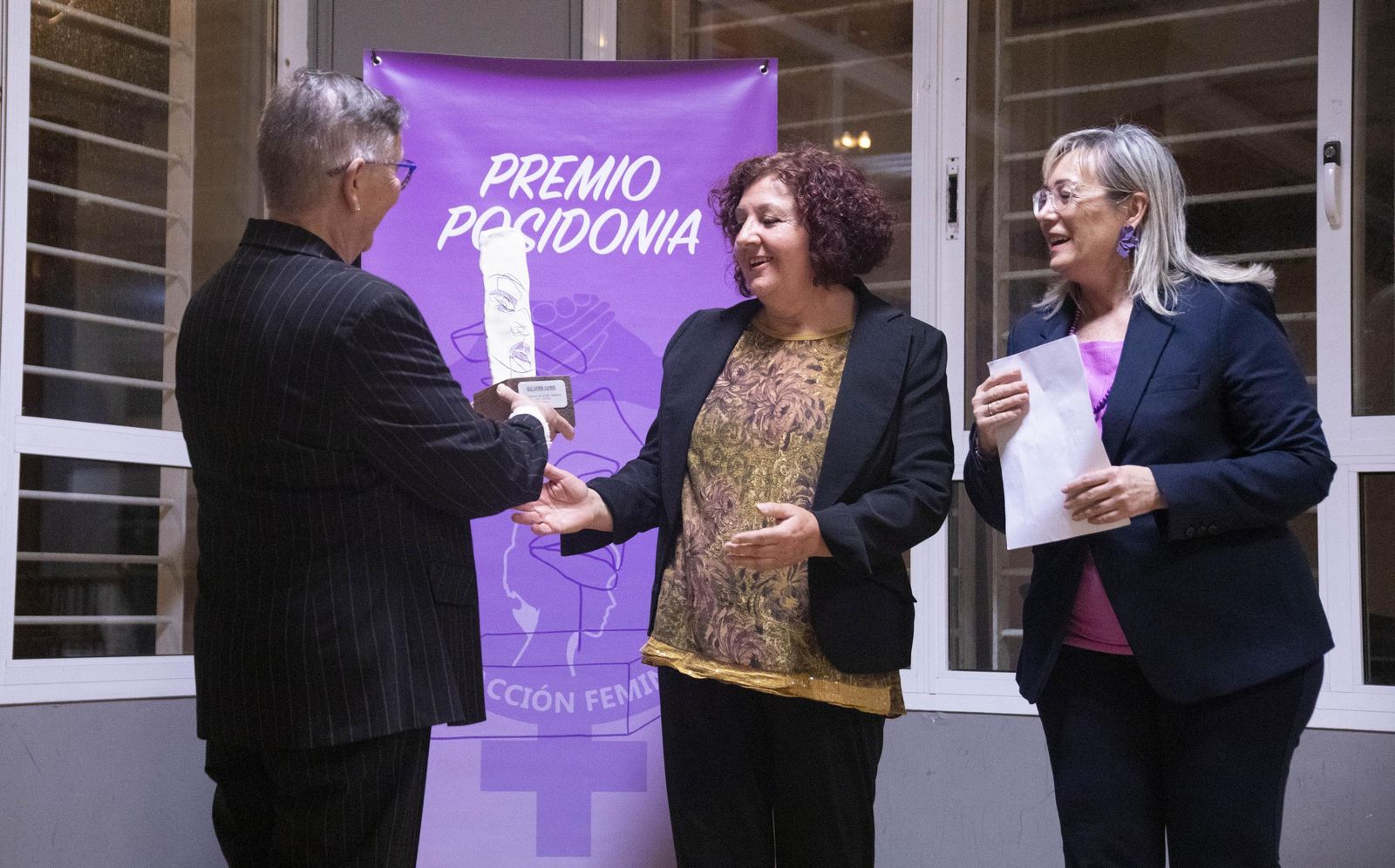 La Plataforma de Acción Feminista en Almería rinde homenaje a las mujeres de la Desbandá con su II Premio ‘Posidonia’ a Loli Sierra, vicepresidenta de la Asociación Memorialista de la Desbandá, en imágenes