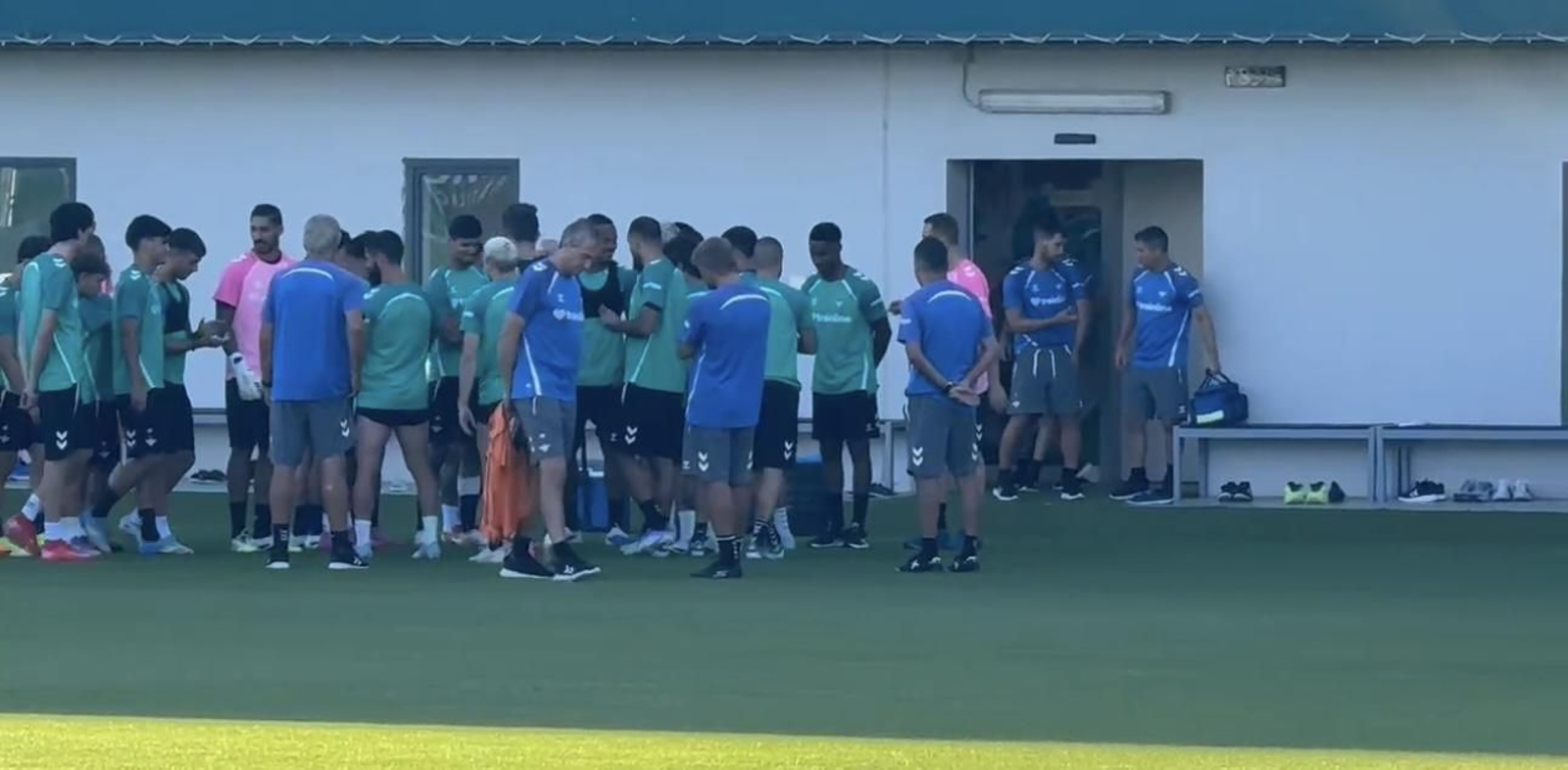 Pau López y Junior Firpo en el entrenamiento del Betis