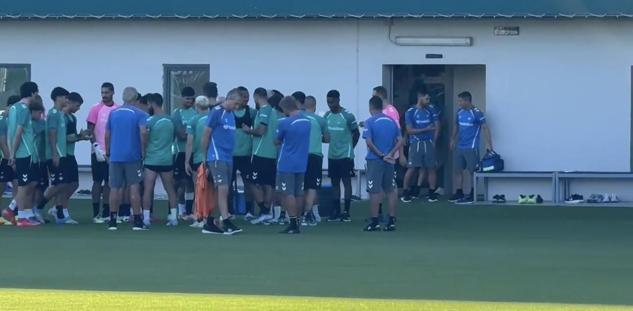 Pau López y Junior, presentes en la charla de Pellegrini en la sesión del Betis