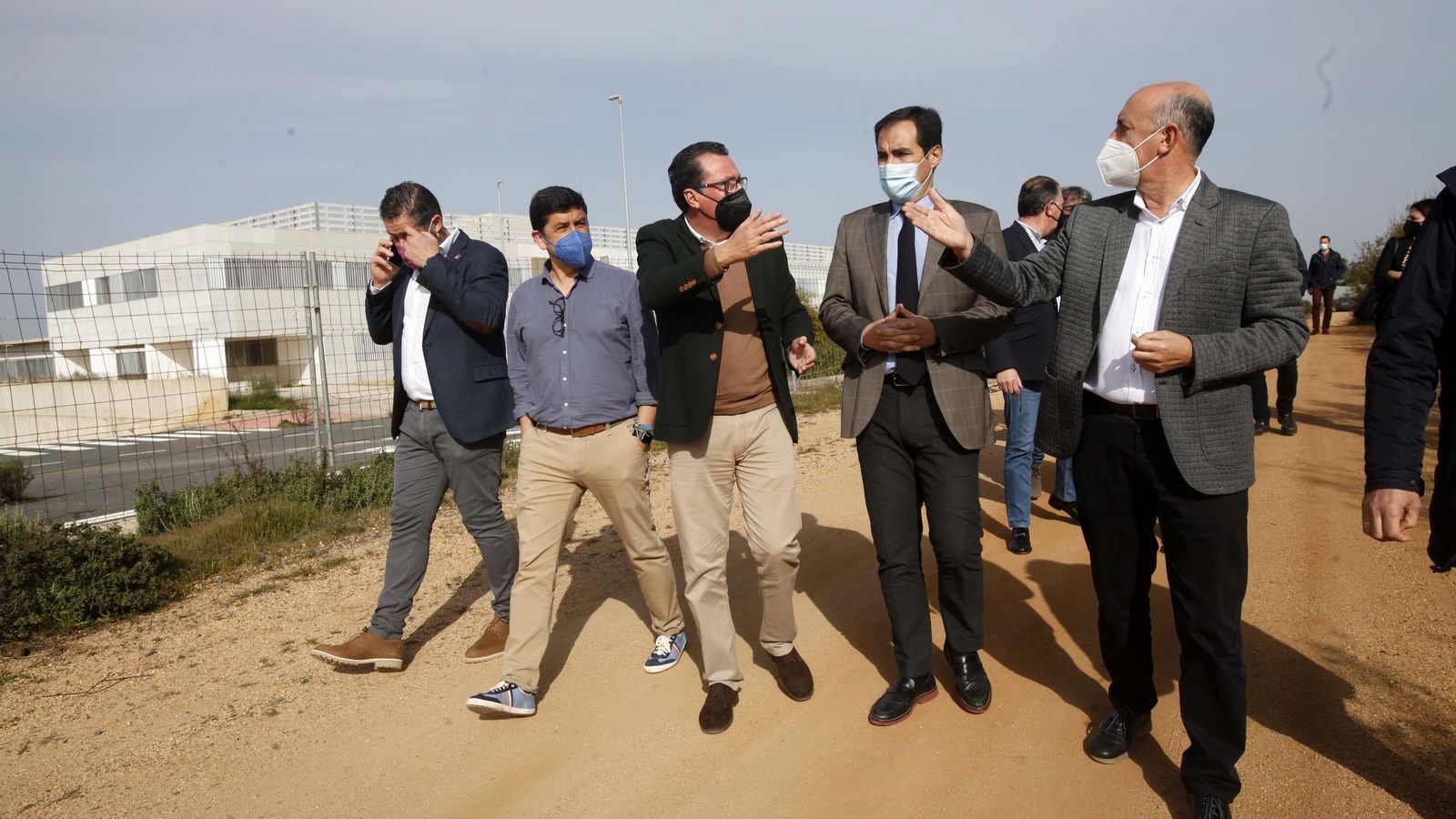 Un momento de la visita de José Antonio Nieto (PP-A) al edificio del futuro Hospital de Lepe