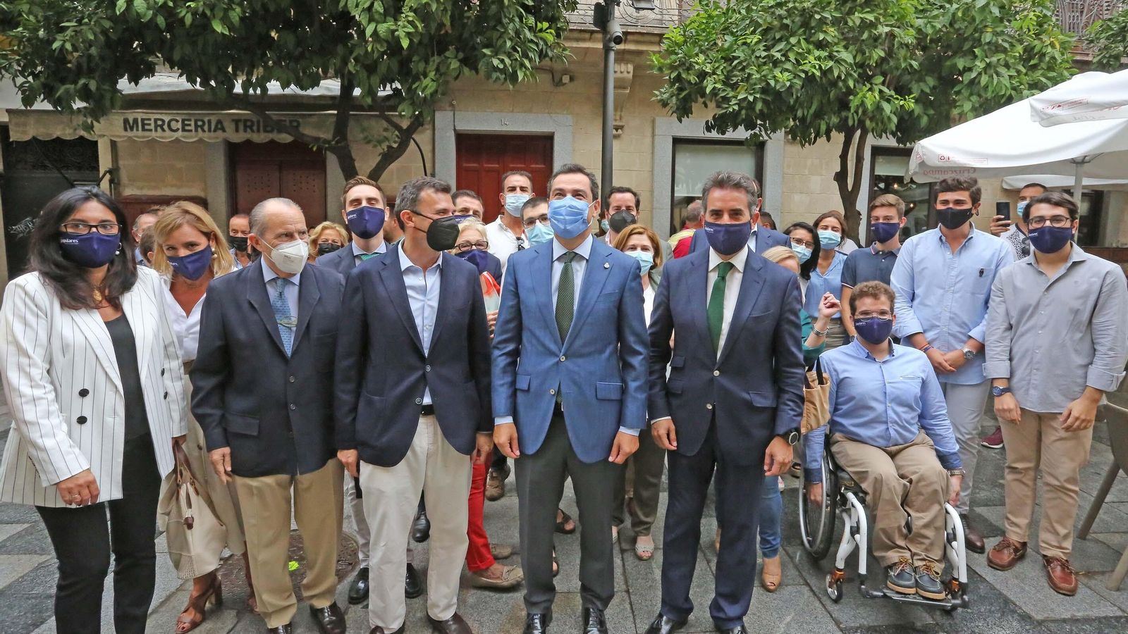 Le presidente junto a los miembros del PP de Jerez.