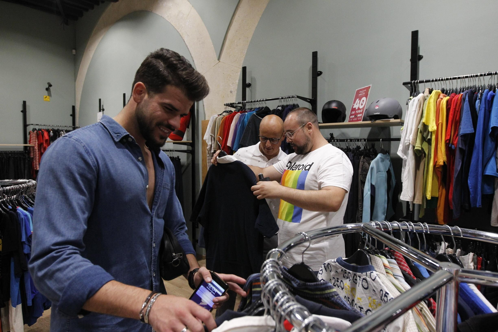 Fotogalería influencers en tienda Koopera Store Caritas Almería