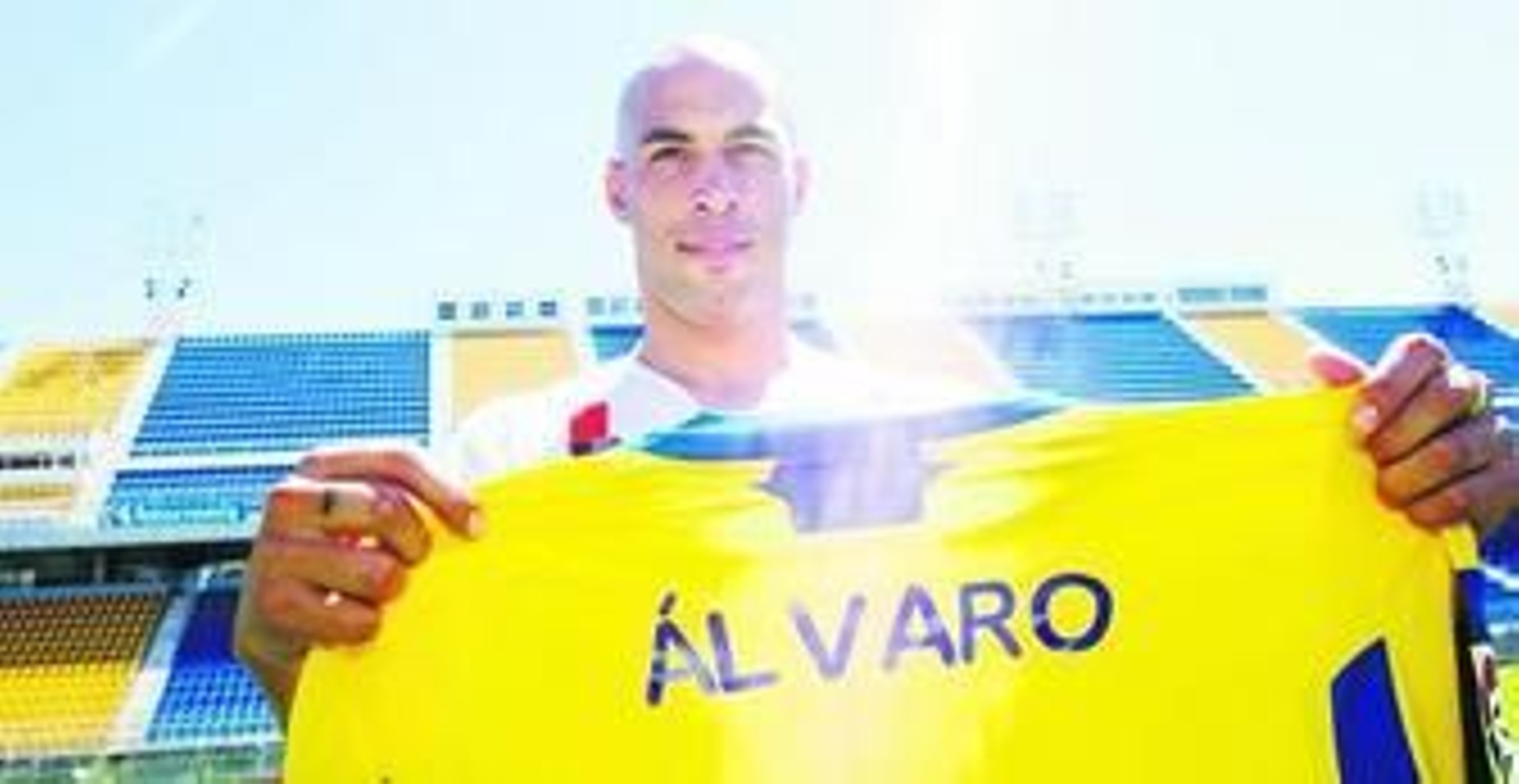Álvaro Jurado posa con su nueva camiseta sobre el césped del Ramón de Carranza.