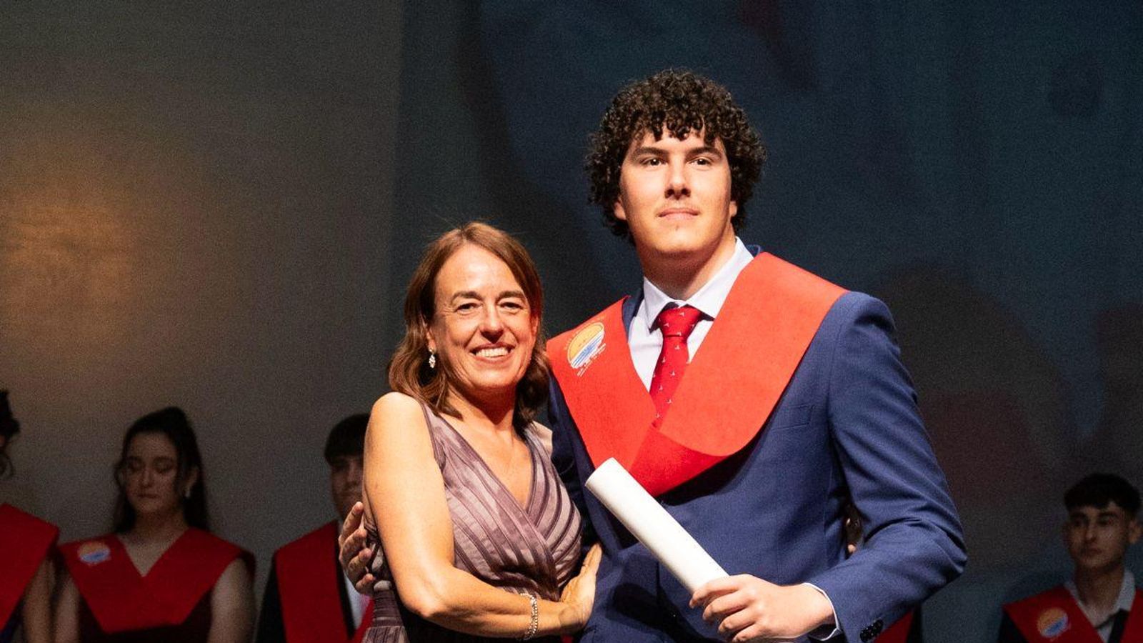 Daniel Torec, alumno del IES Las Marinas, ha obtenido la segunda nota más alta de la PAU (en la foto junto a su profesora de física Yolanda Anaya González). Daniel Torec, alumno del IES Las Marinas, ha obtenido la segunda nota más alta de la PAU (en la foto junto a su profesora de física Yolanda Anaya González).