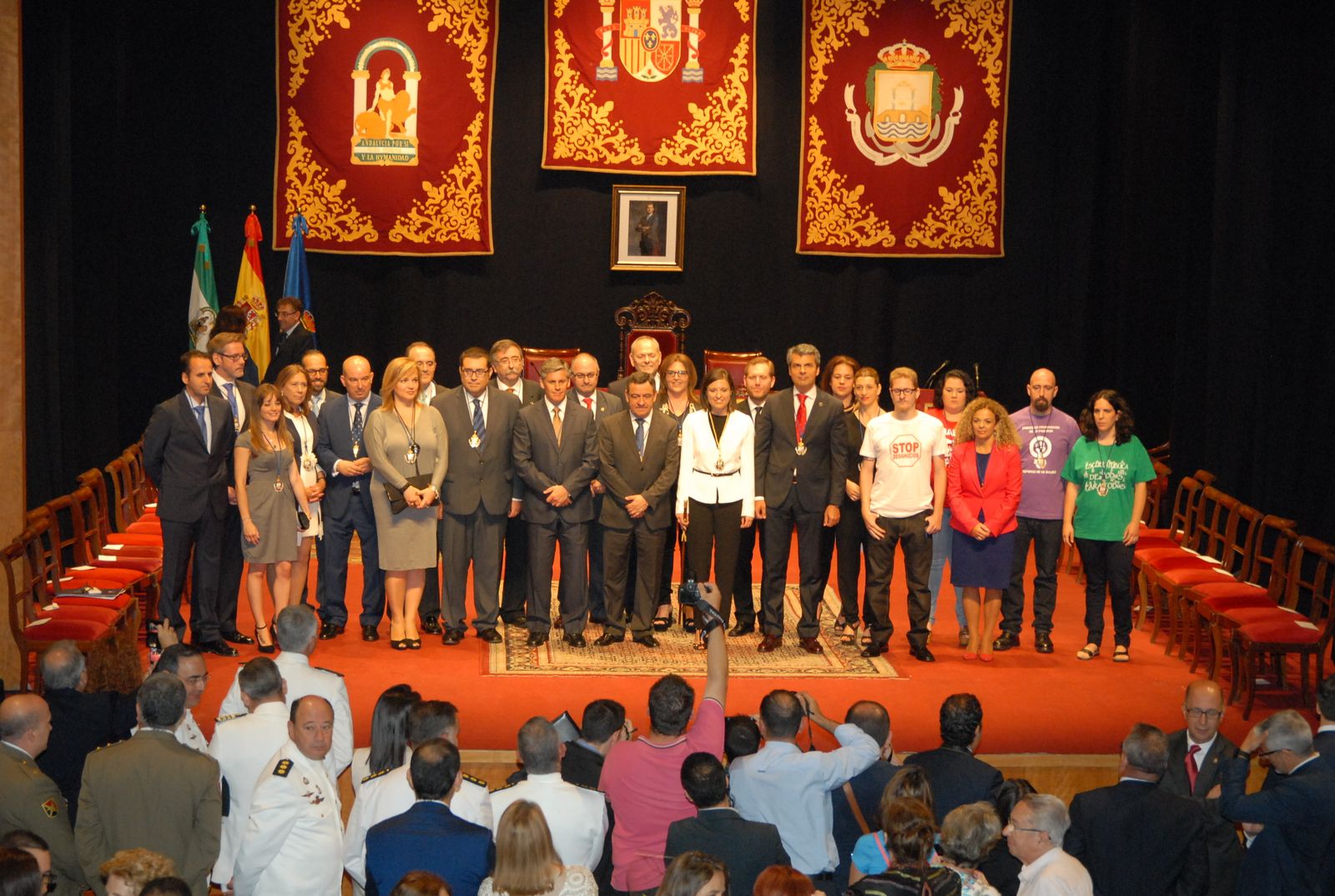 Foto de la familia de la Corporación Municipal al tomar posesión hace cuatro años.