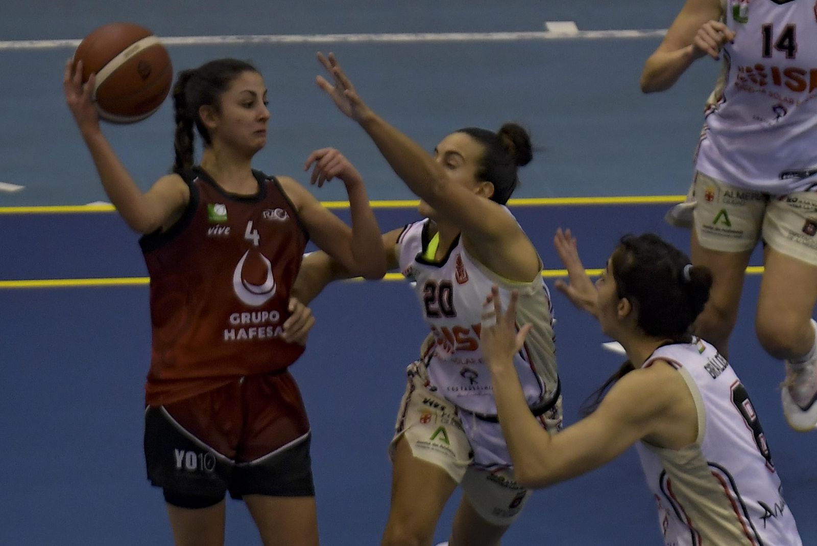 Mamen Blanco trata de pasar el balón a una compañera.