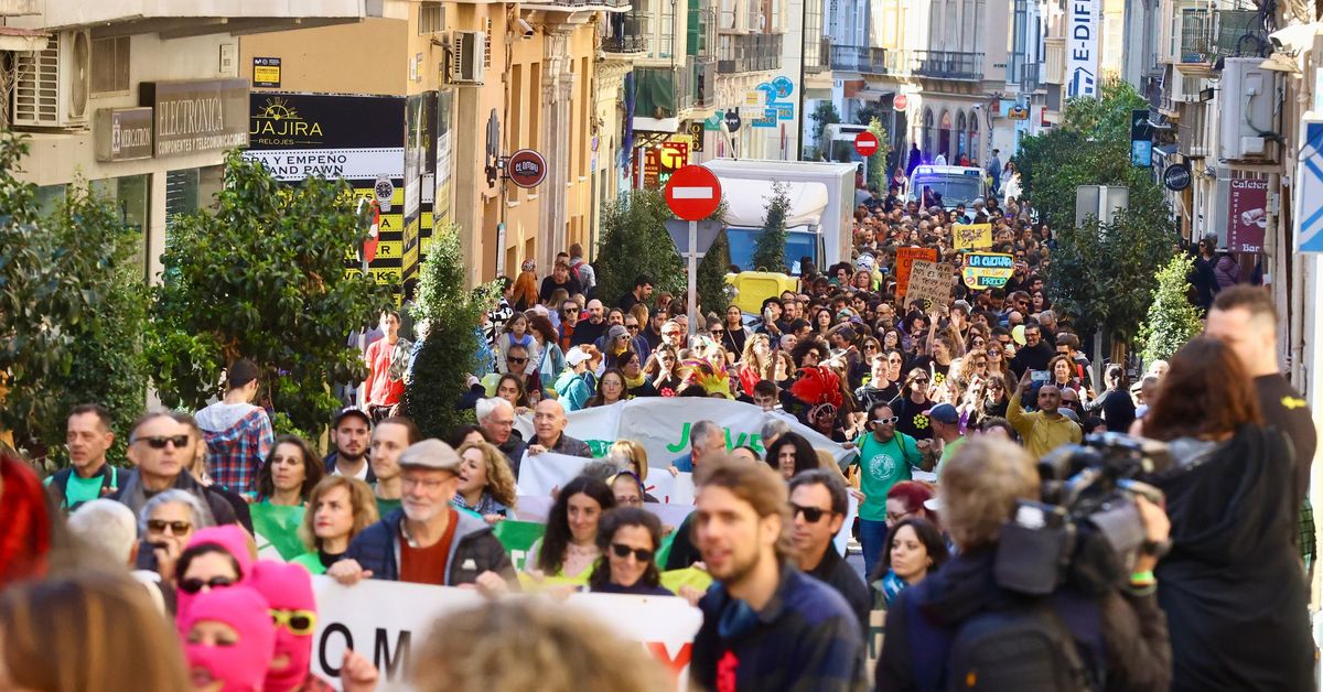 Cientos de personas salen a la calle en Málaga en apoyo a La Invisible ...