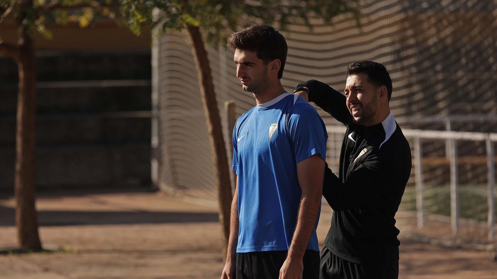 Manín, con un ayudante del cuerpo técnico.