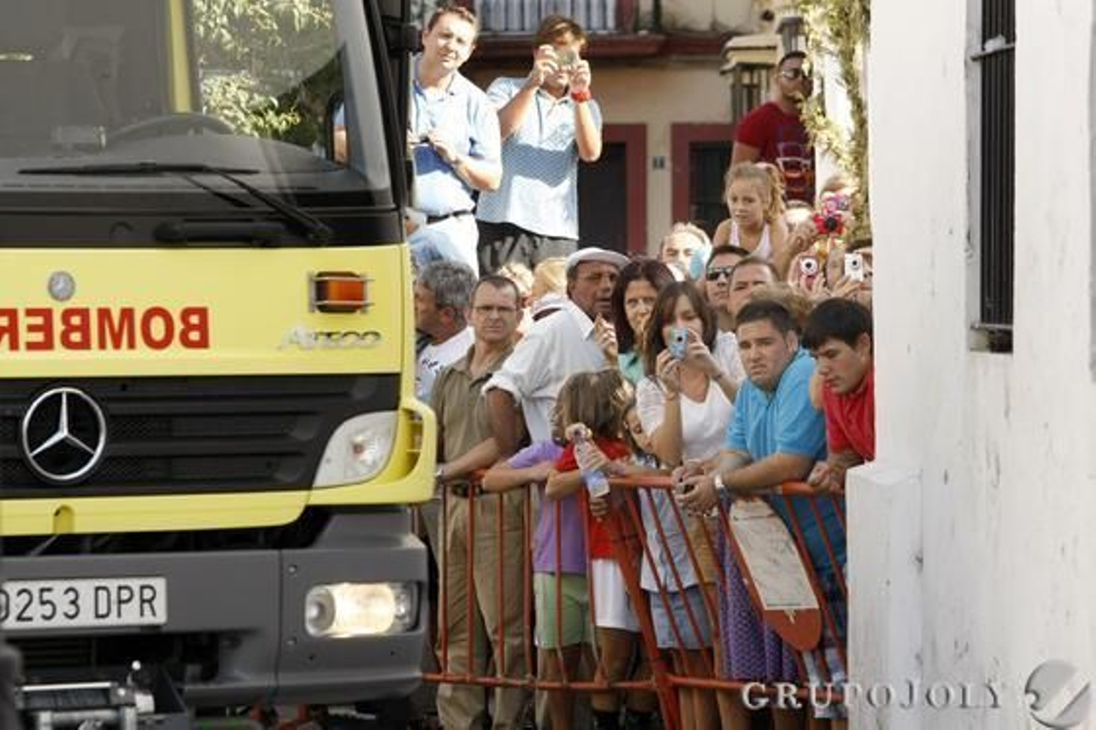 El piloto, que intentó aterrizar, acabó a pocos metros de la Iglesia Prioral Portuense. Heridos el piloto y los dos pasajeros, que tomaban imágenes turísticas de la ciudad./Fotos:Fito Carreto

Foto: Fito Carreto