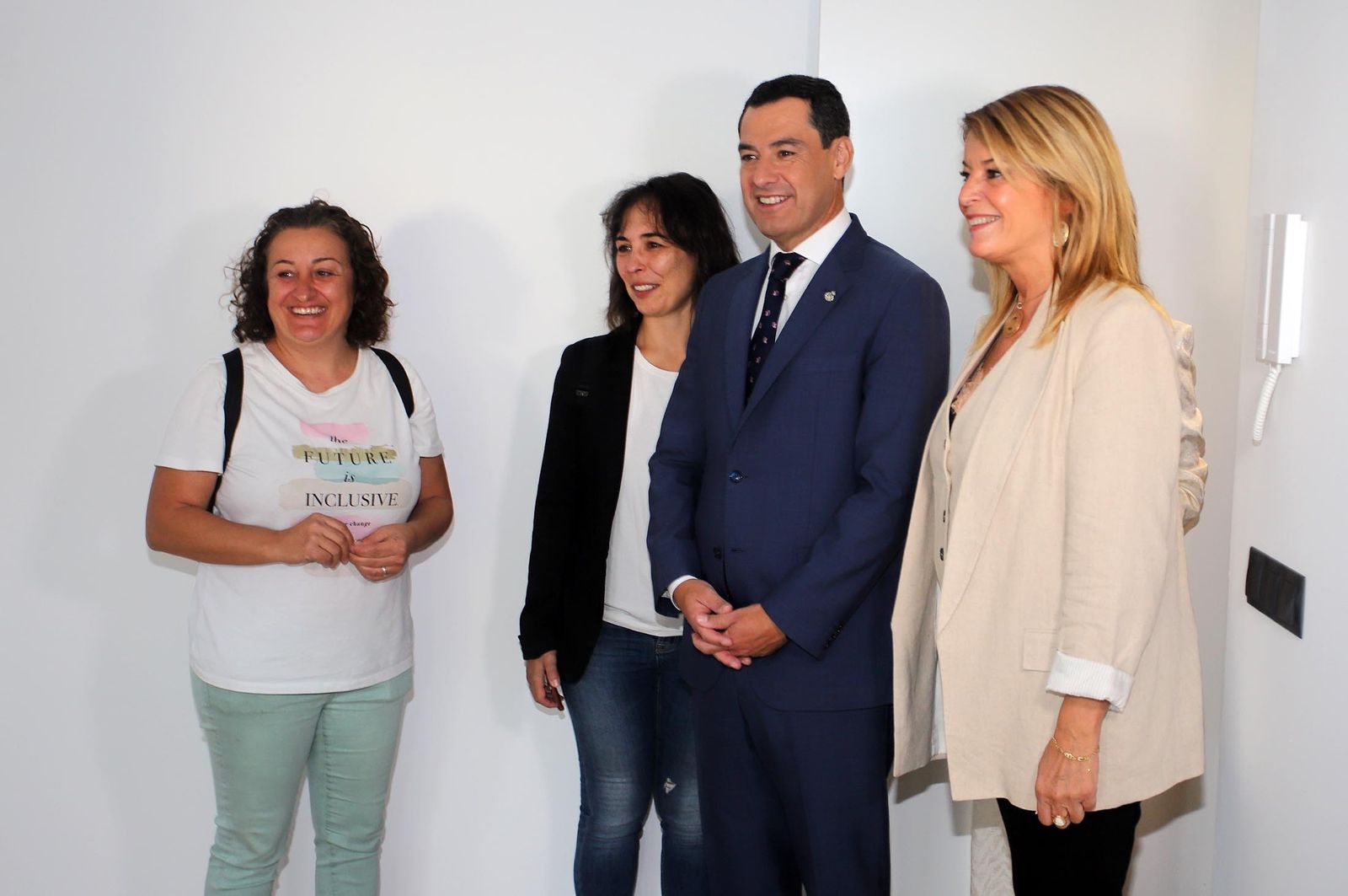 Imágenes de la visita de Juanma Moreno a la promoción de viviendas "Pescadería" en Huelva