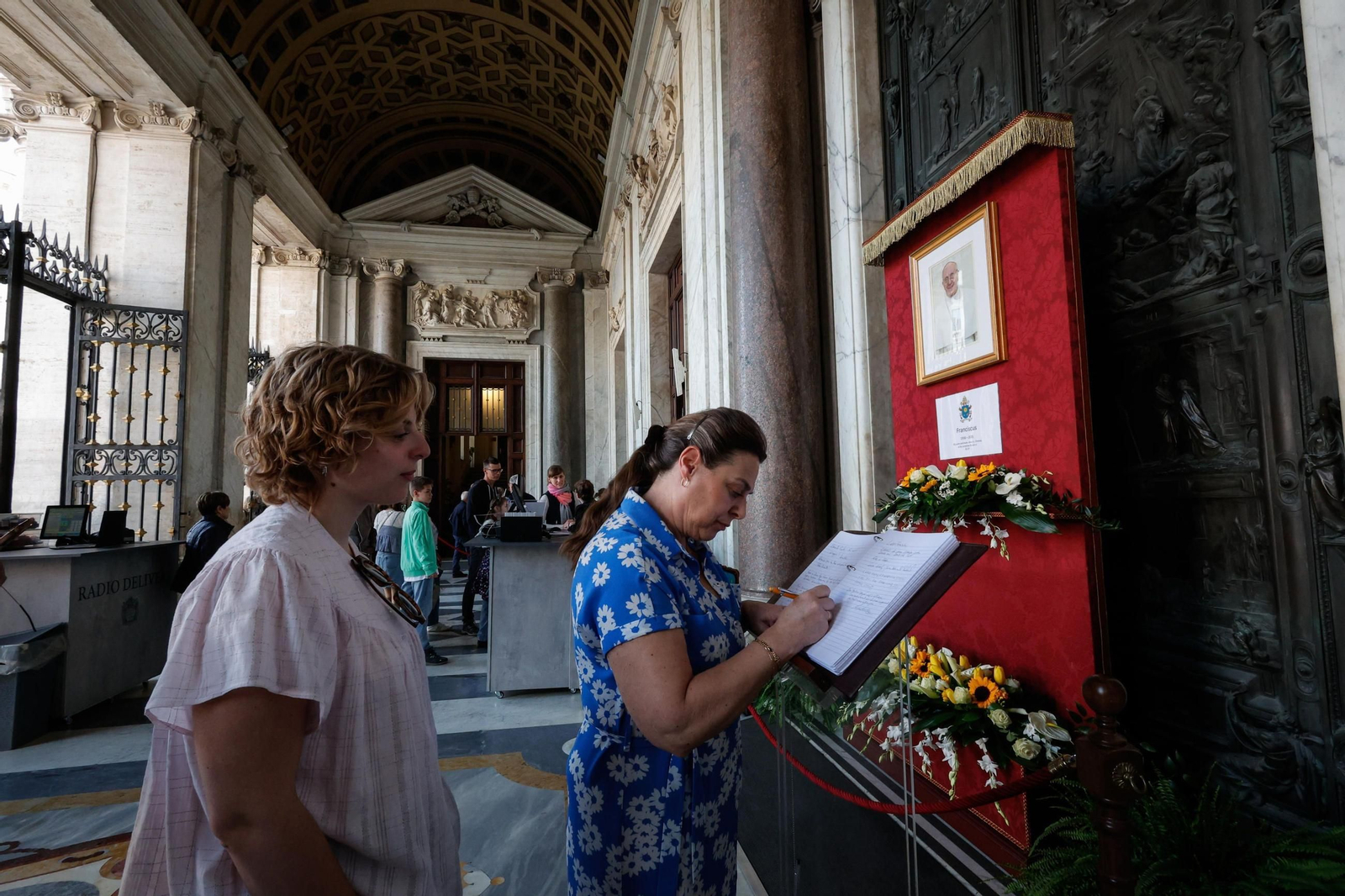 Fotos del ambiente en Roma tras la muerte del papa Francisco