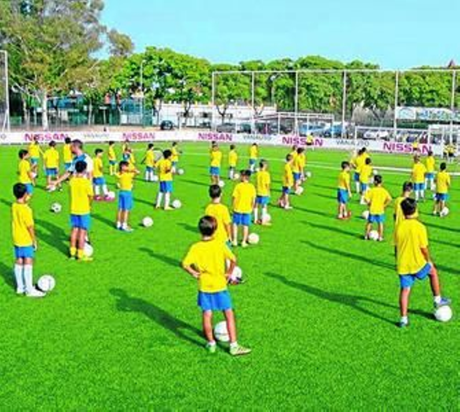 Pequeños de la academia en un entrenamiento en Sevilla.