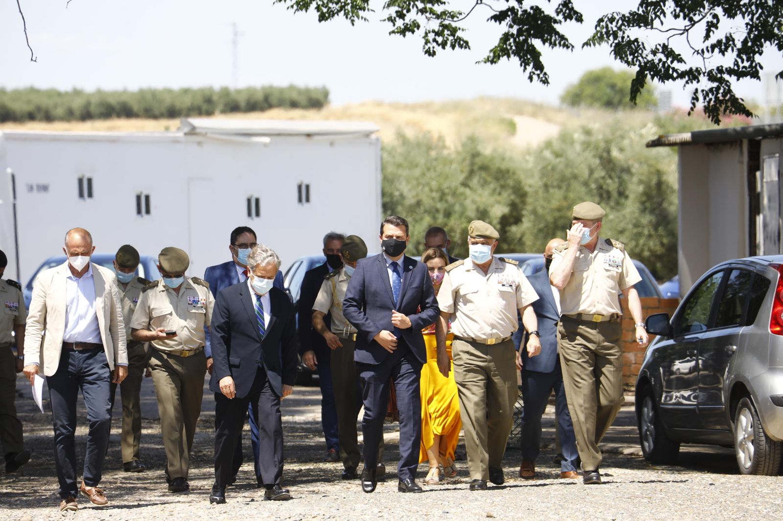 La visita de la ministra de Defensa a Córdoba para conocer la base logística del Ejército, en fotografías