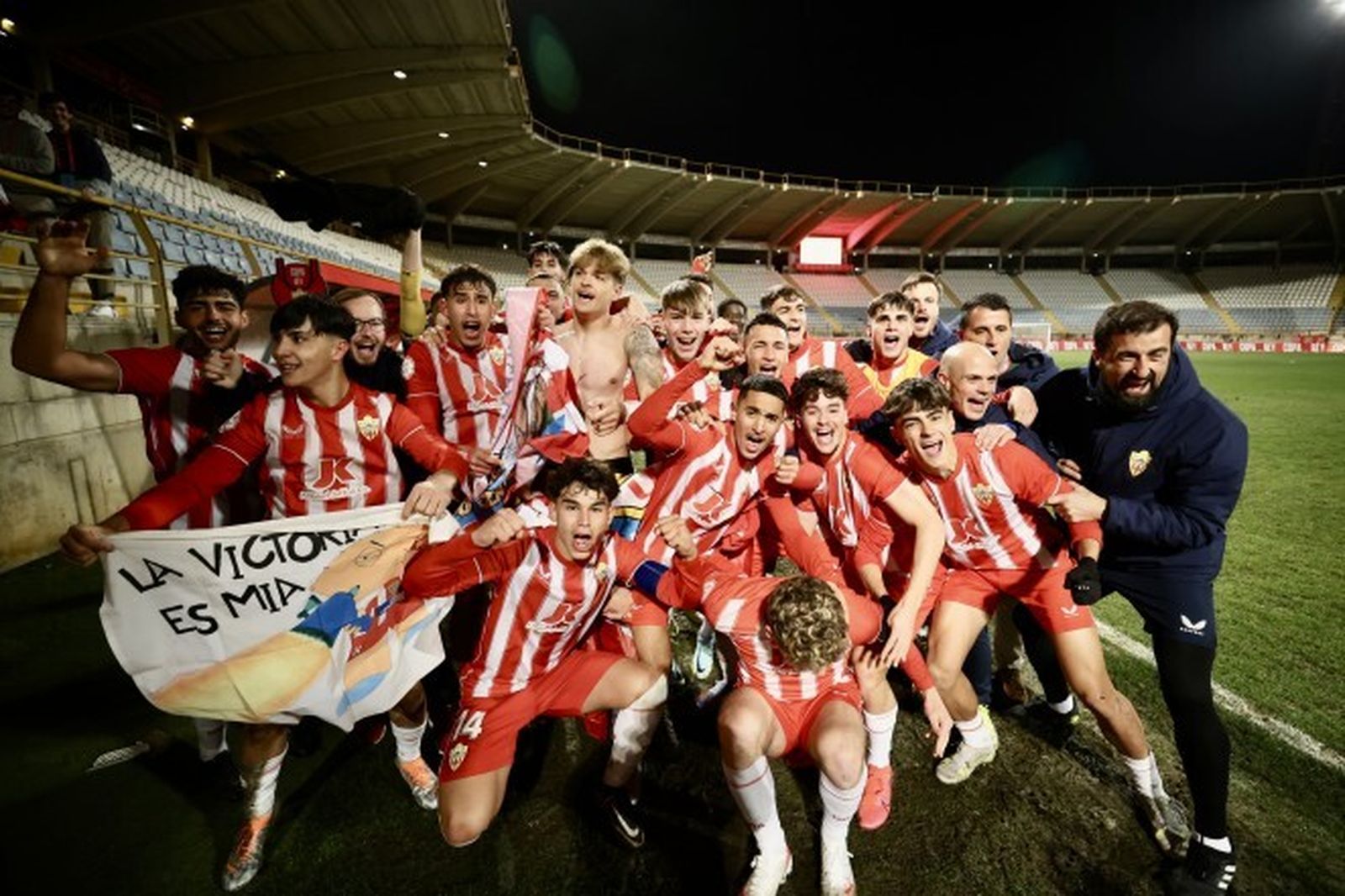 Los jugadores rojiblancos celebran el pase a la final