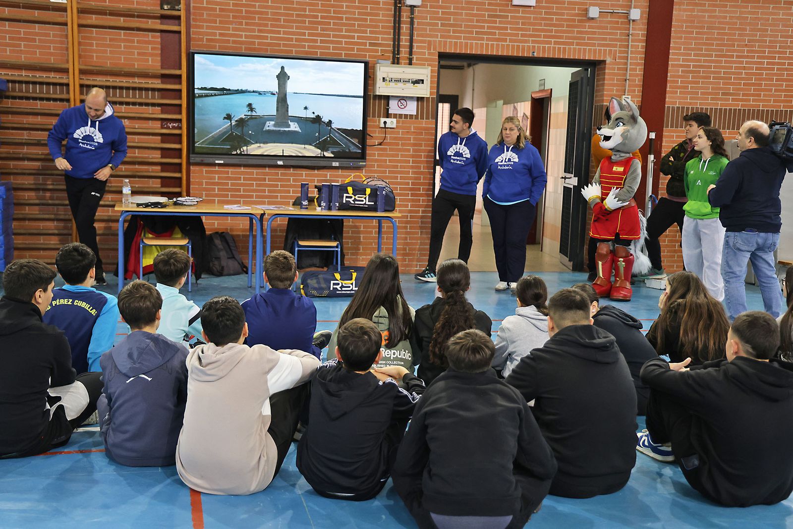 Exhibición práctica con alumnos y alumnas para promocionar el Campeonato de Europa de Bádminton en Huelva