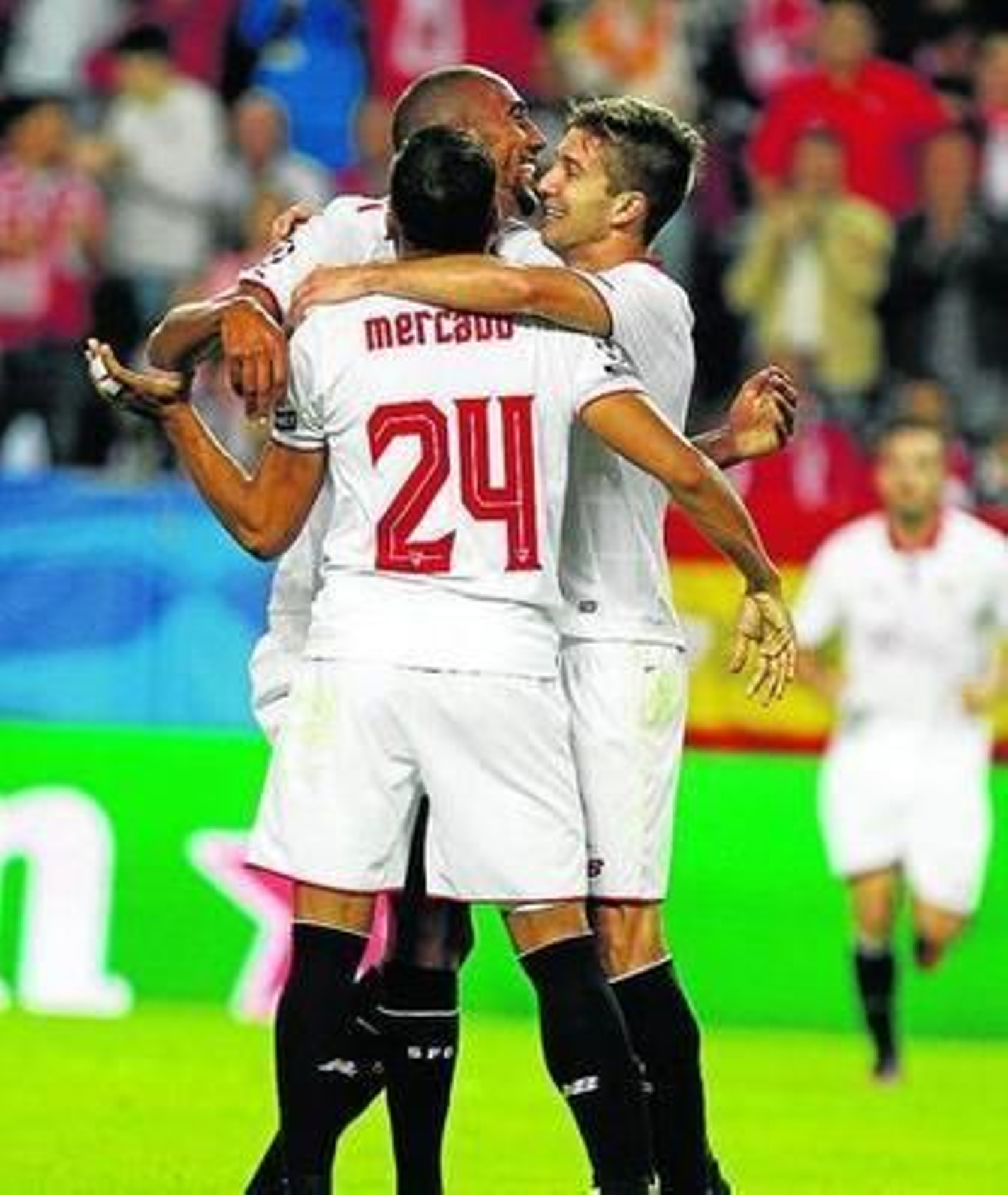 Nzonzi, Mercado y Vietto se felicitan tras el partido.