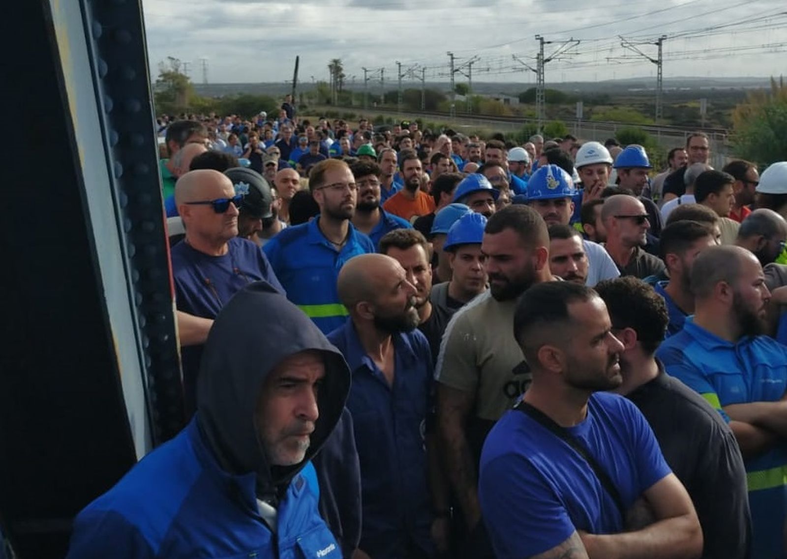 Trabajadores de Navantia y Ainair, juntos en la marcha hacia el Puente del Gran Poder.
