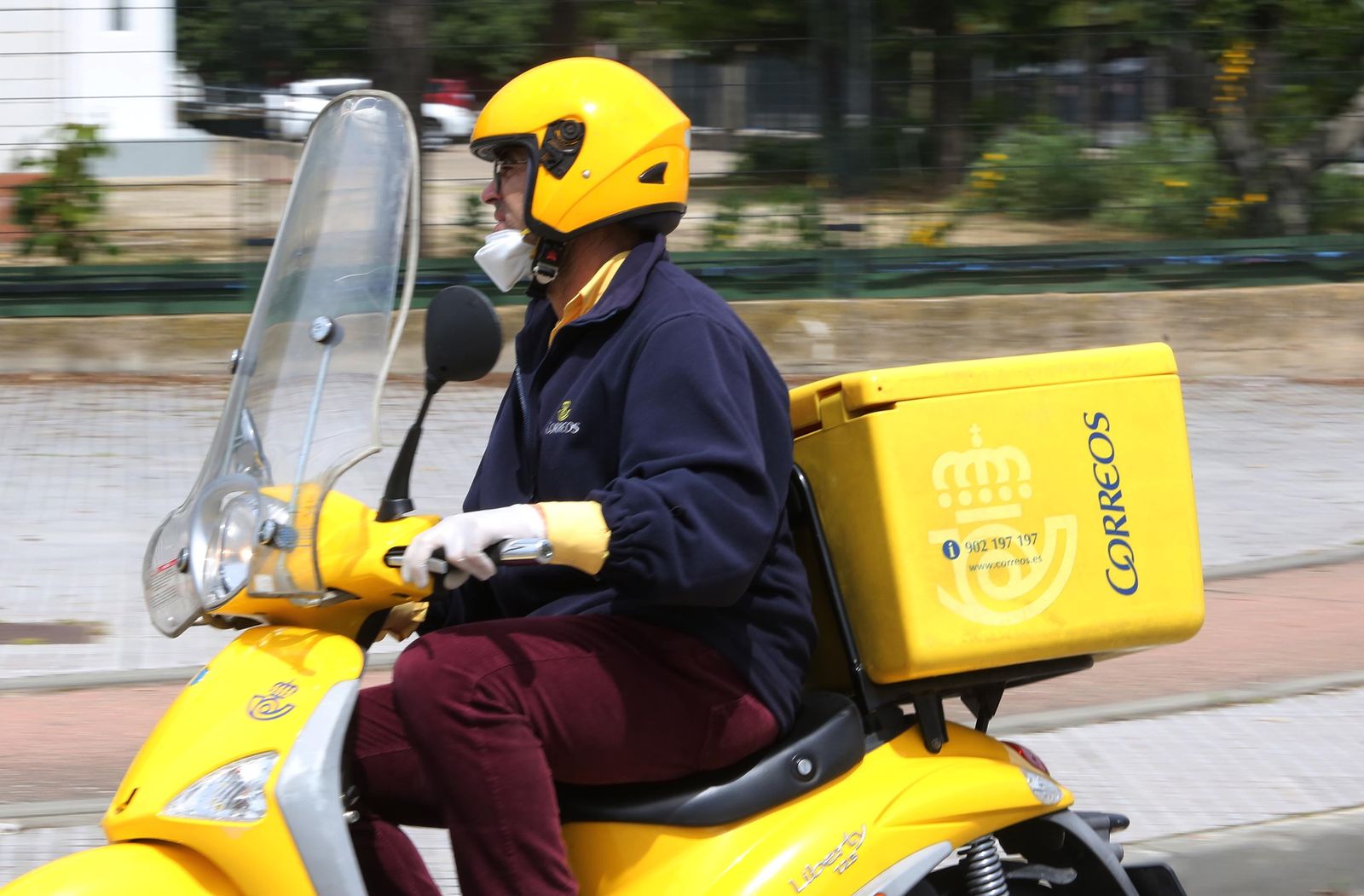 Un cartero en su moto de reparto este lunes en Jerez.