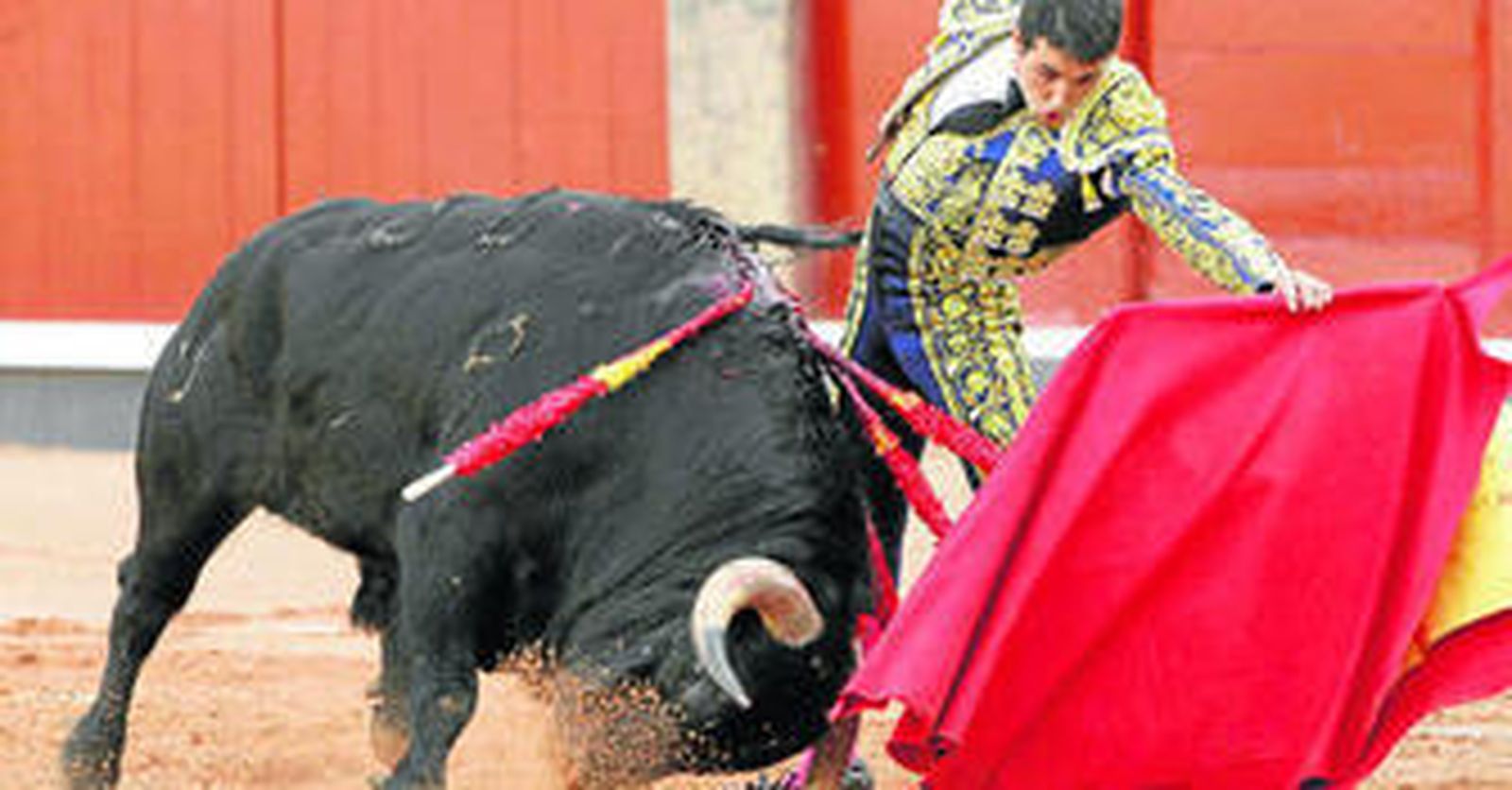 El salmantino Javier Castaño toreando al natural a su primer toro de la tarde ayer en la plaza de Salamanca.