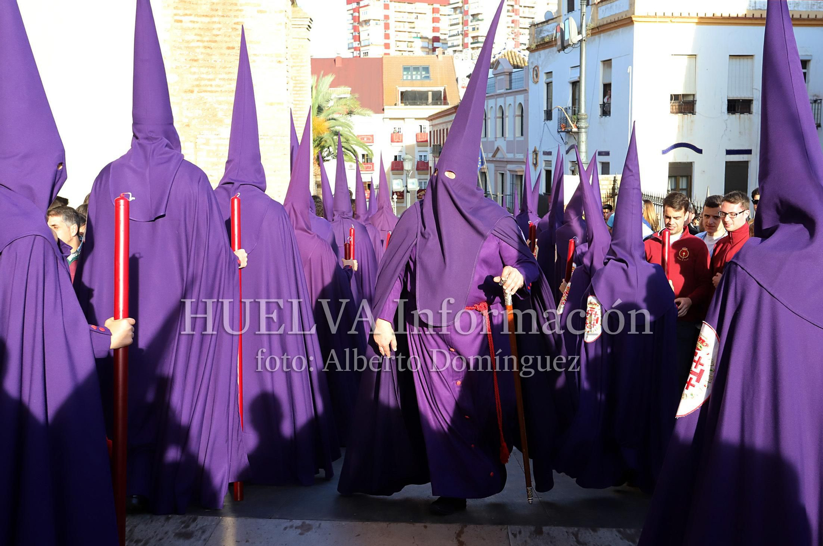 Imágenes de la procesión de Pasión en Huelva