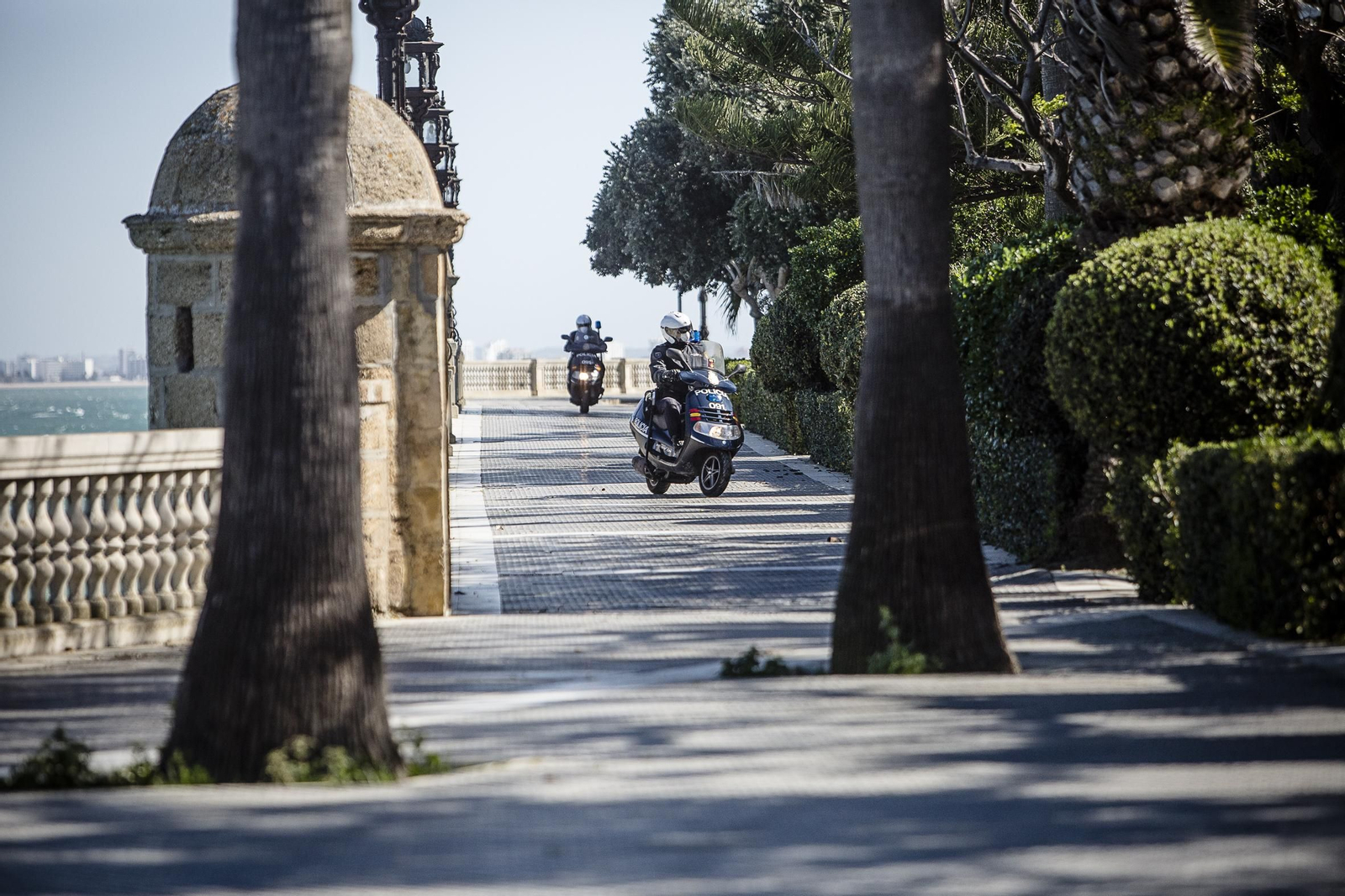 Imágenes del estado de alarma en Cádiz por el coronavirus durante la mañana de hoy.