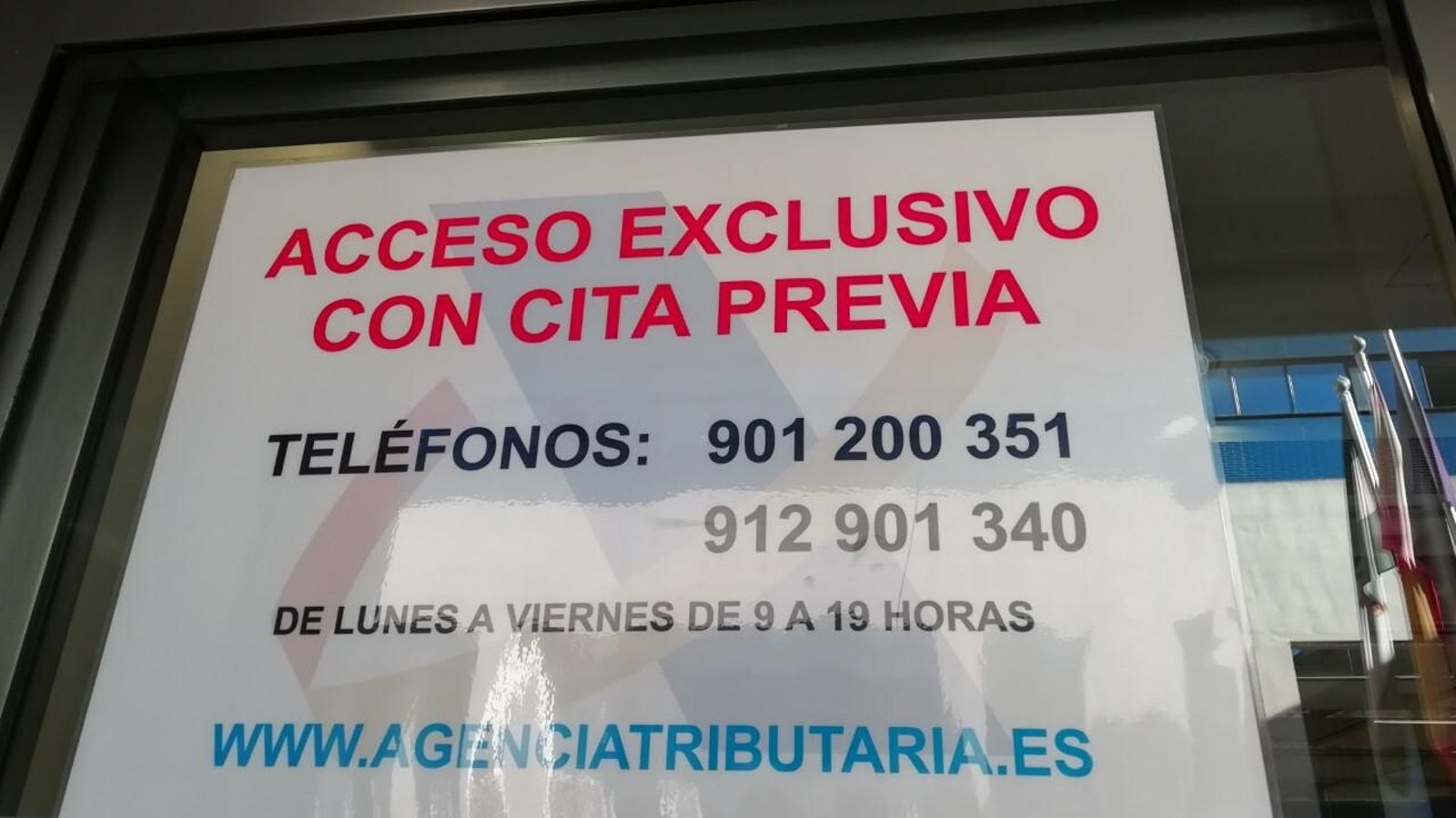 Cartel de cita previa en Hacienda.