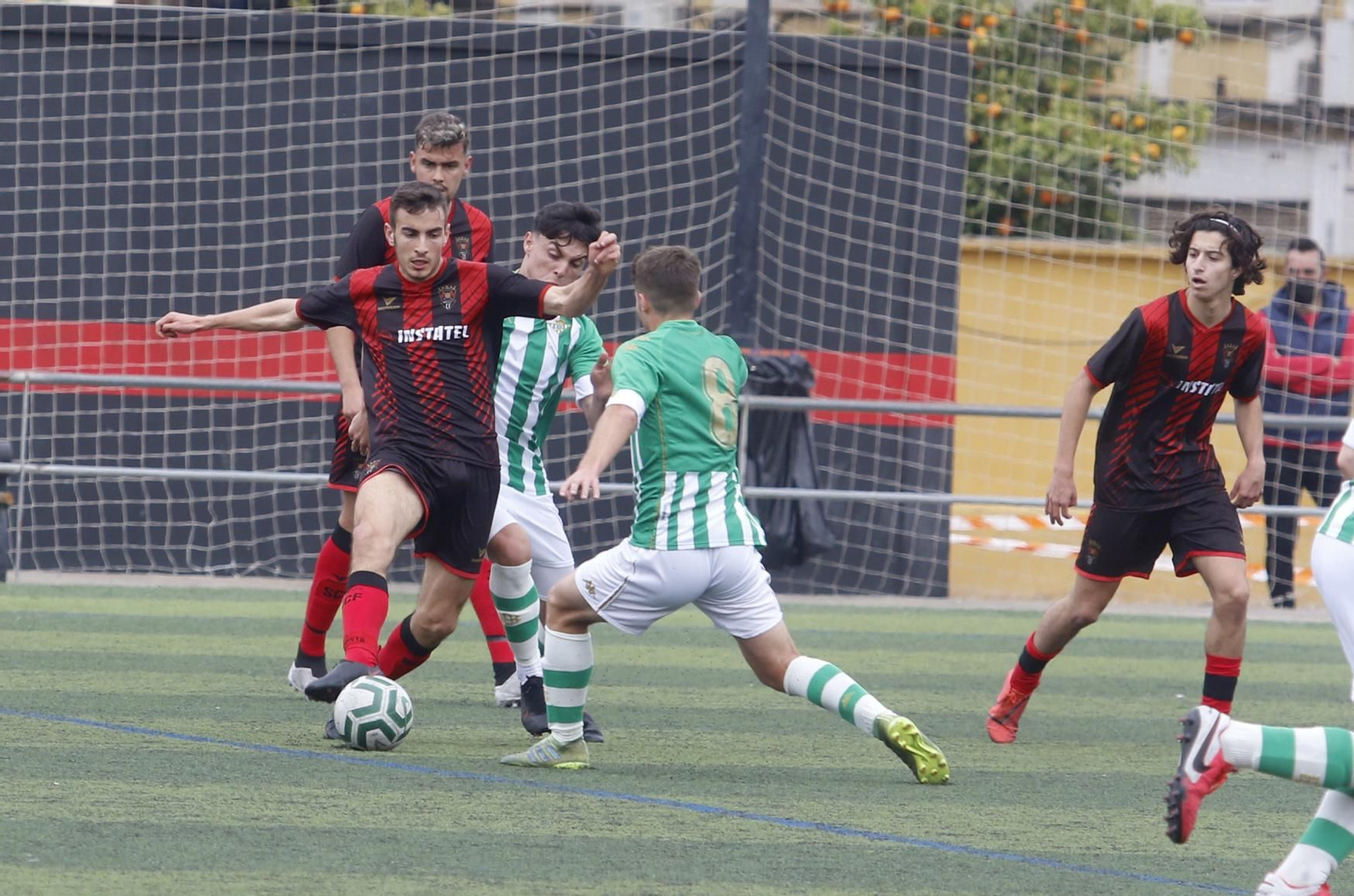 El rojinegro Fran es presionado por el bético Ginés.