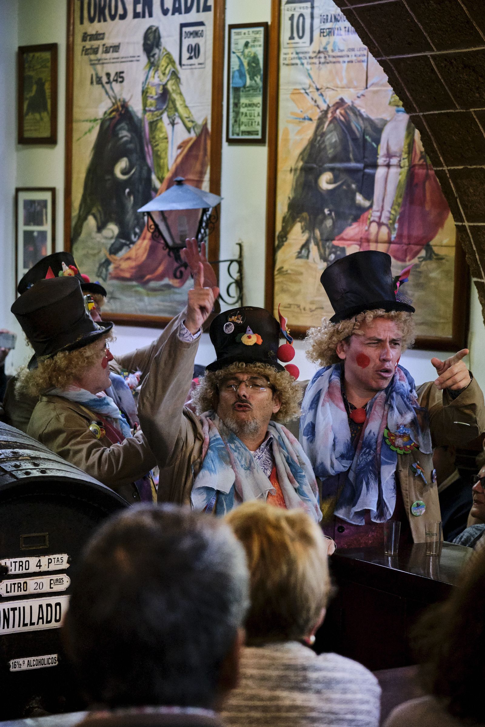 El coro de Luis Frade cantando en 'La Manzanilla'