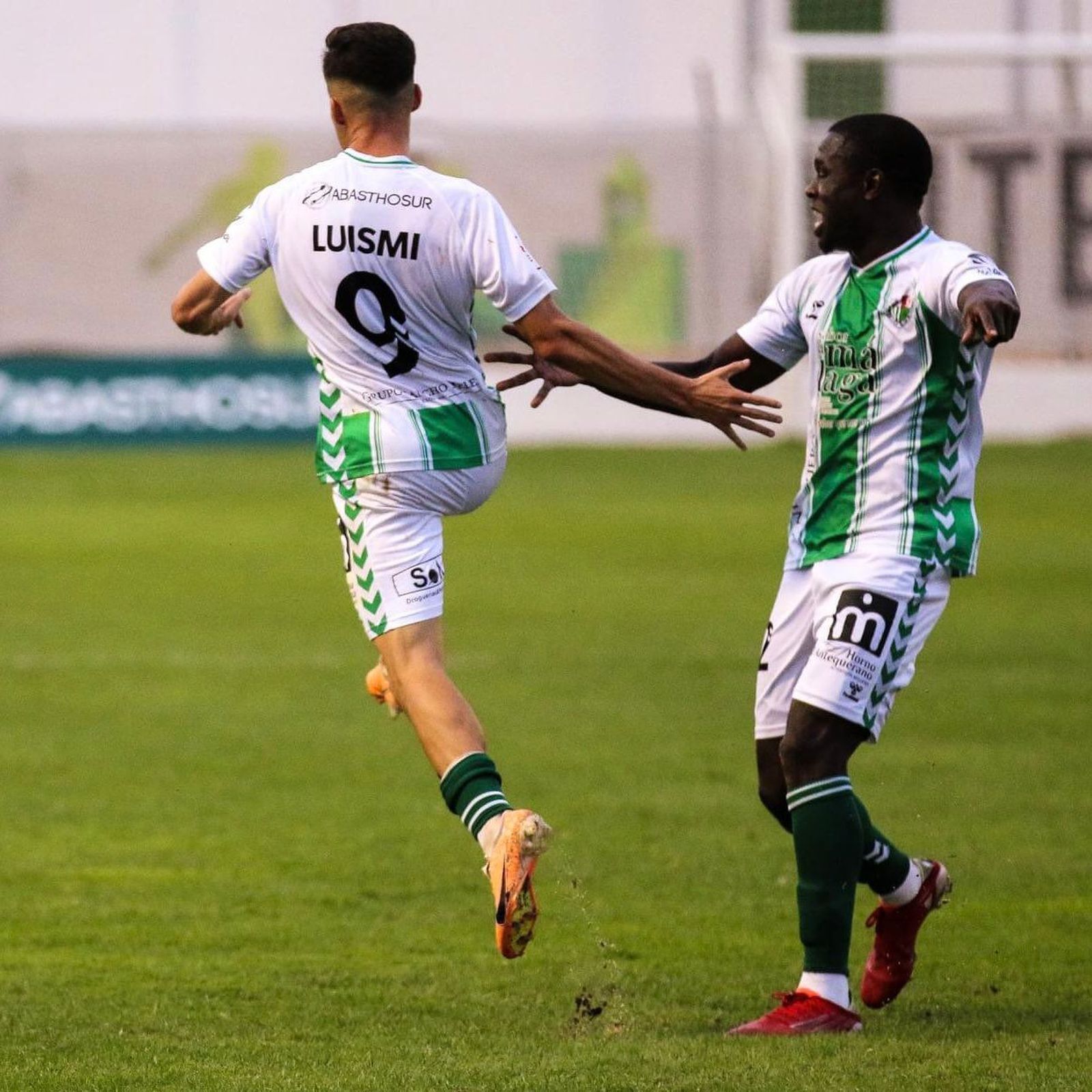 Jugadores del Antequera celebran un gol