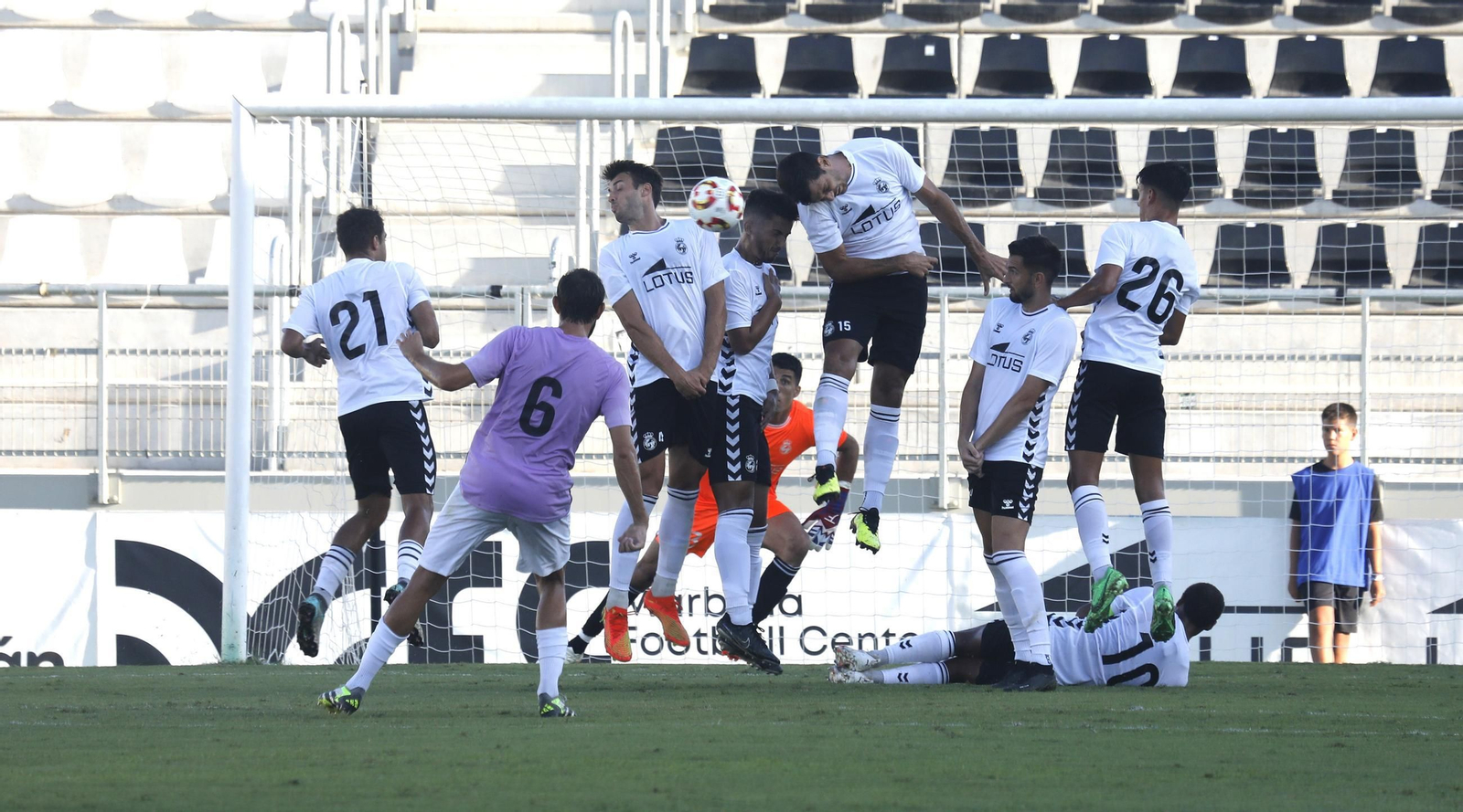 Las fotos del Balona - Estepona de pretemporada en el Ciudad de La Línea (1-1)