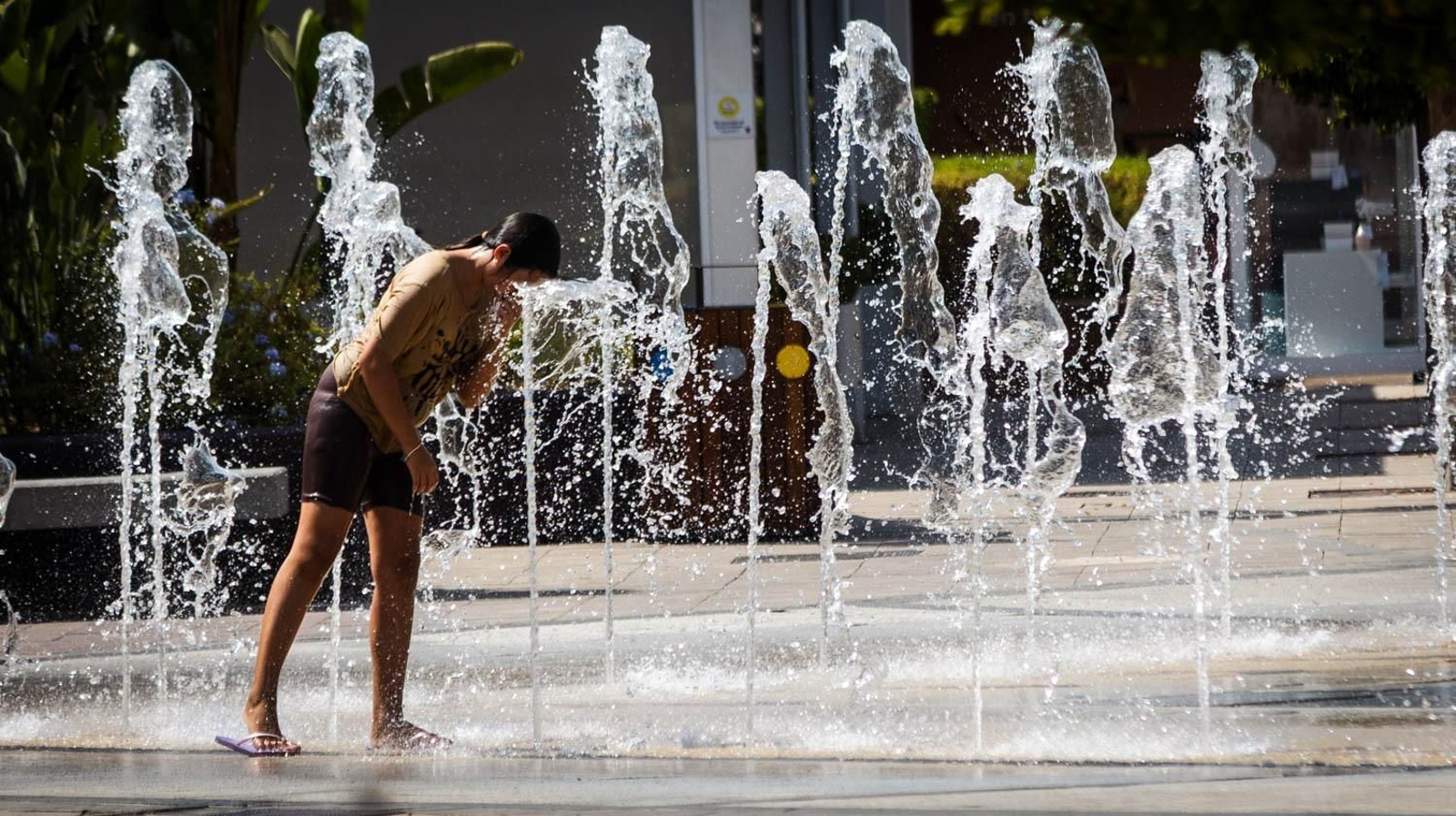 Una joven se refresca este pasado domingo en los chorros de agua de Luz Shopping