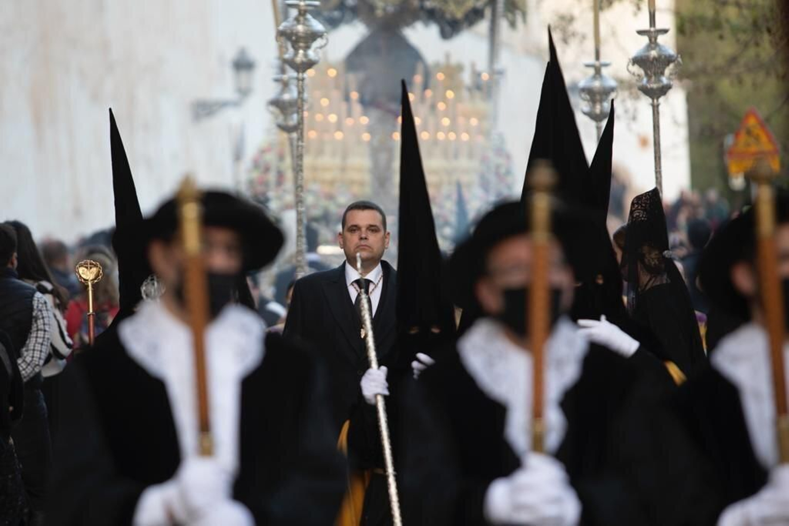 El concejal de Vox en el Ayuntamiento de Granada, Onofre Miralles, procesionando el Jueves Santo junto a la Cofradía de la Estrella, en una imagen subida por el propio edil a su cuenta de Twitter