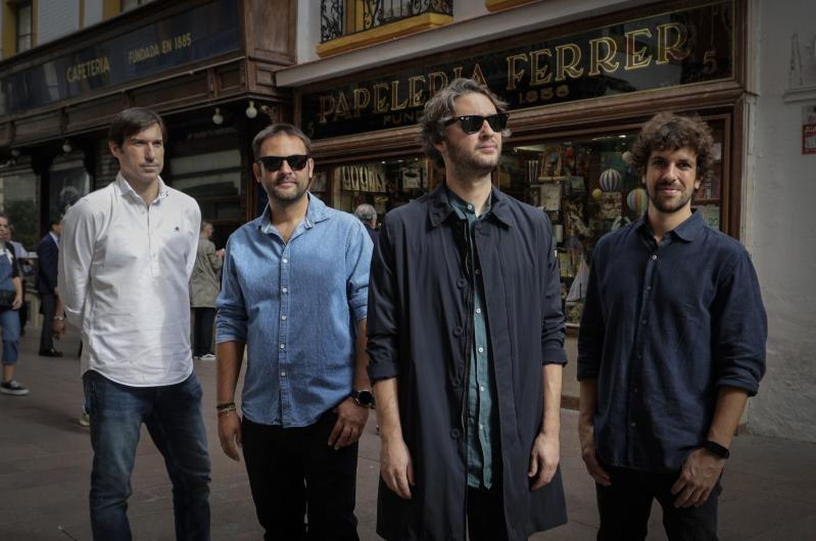 Antonio Aparcero, Fidel Pérez, Hugo Cabezas y Alejandro Toro en la papelería Ferrer.