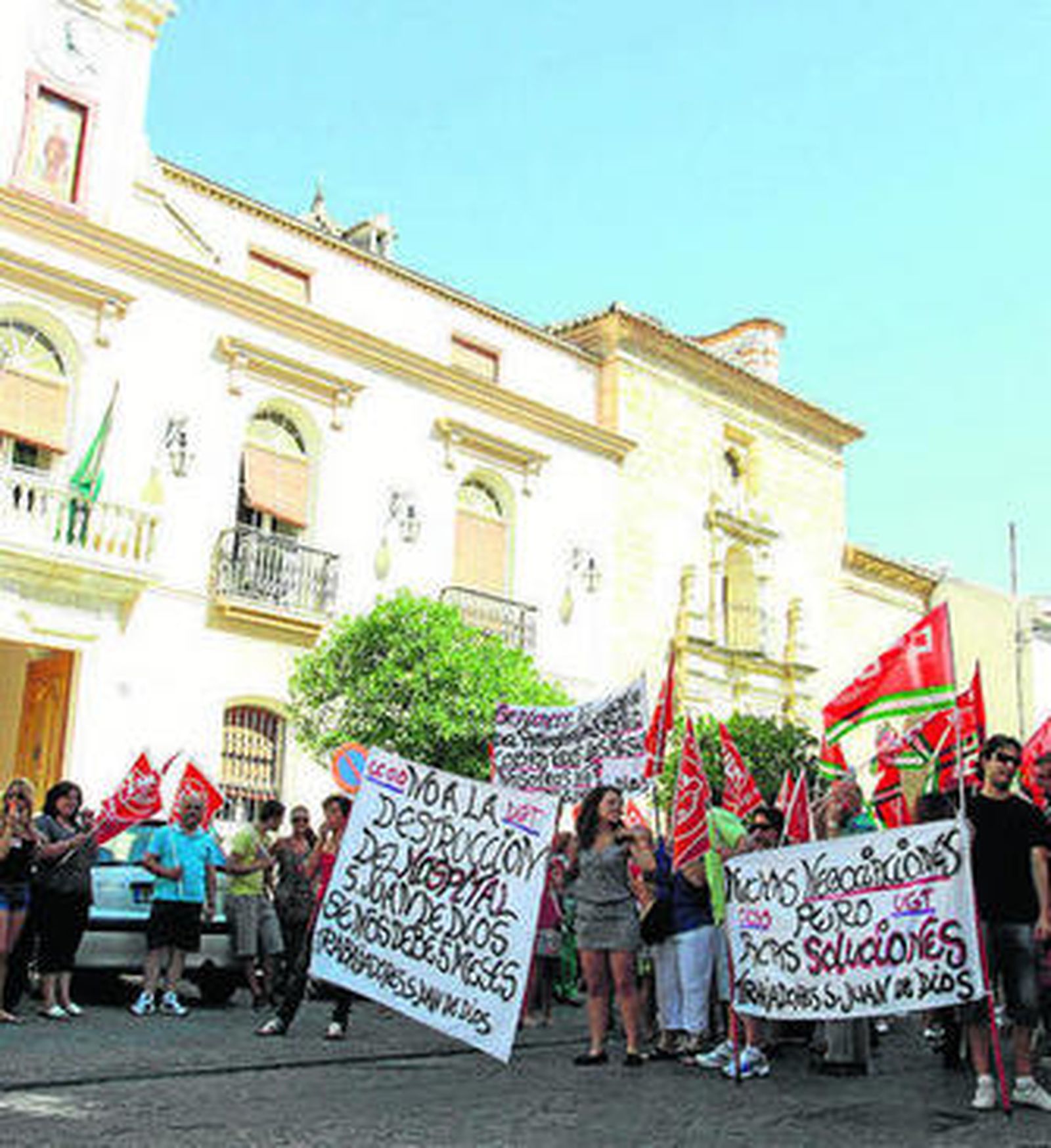 Un momento de la protesta, ayer ante el Ayuntamiento.