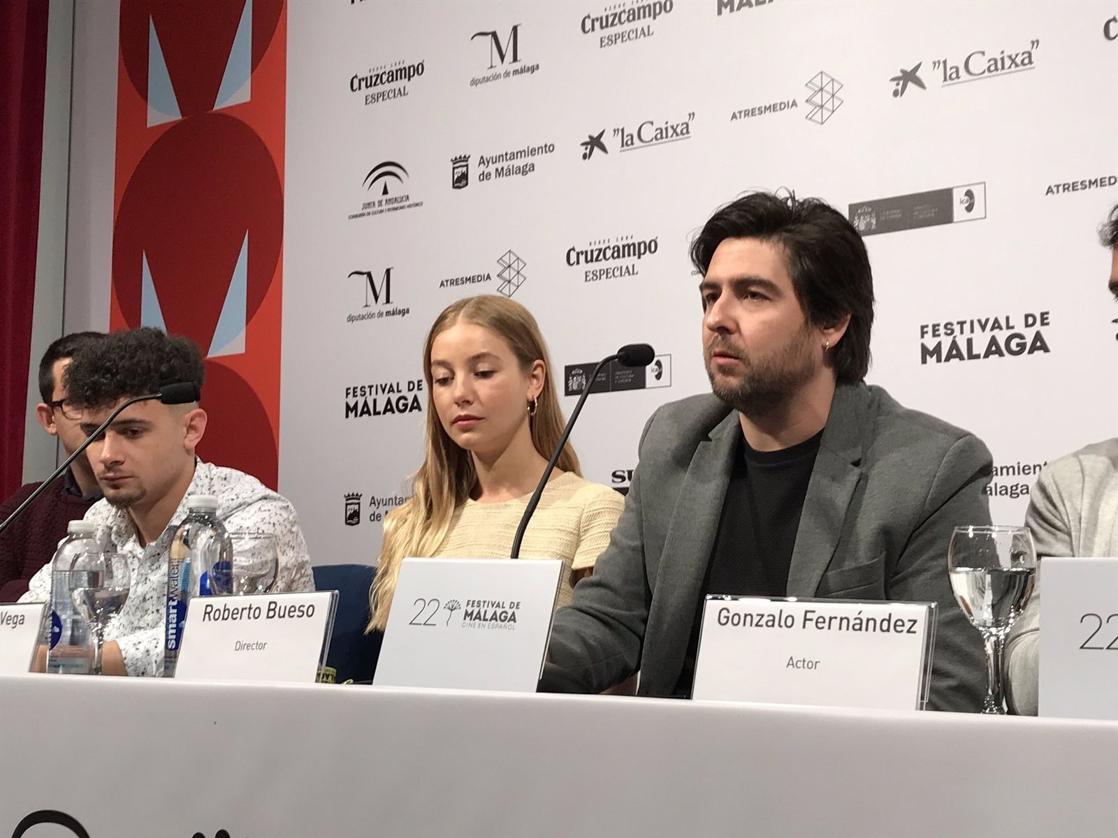 Roberto Bueso, con sus actores, en la presentación de 'La banda'.
