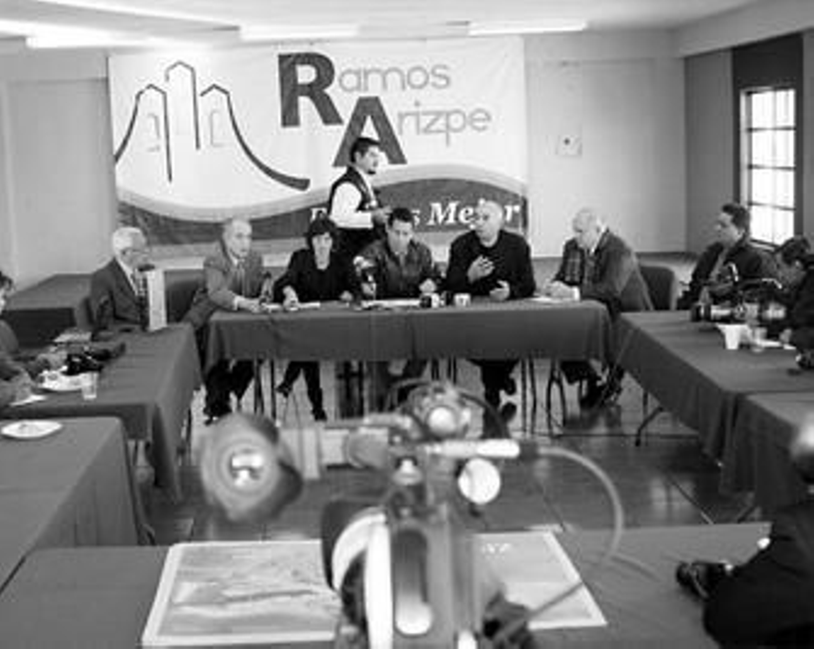 En todas las etapas celebran reuniones informativas y ruedas de prensa.