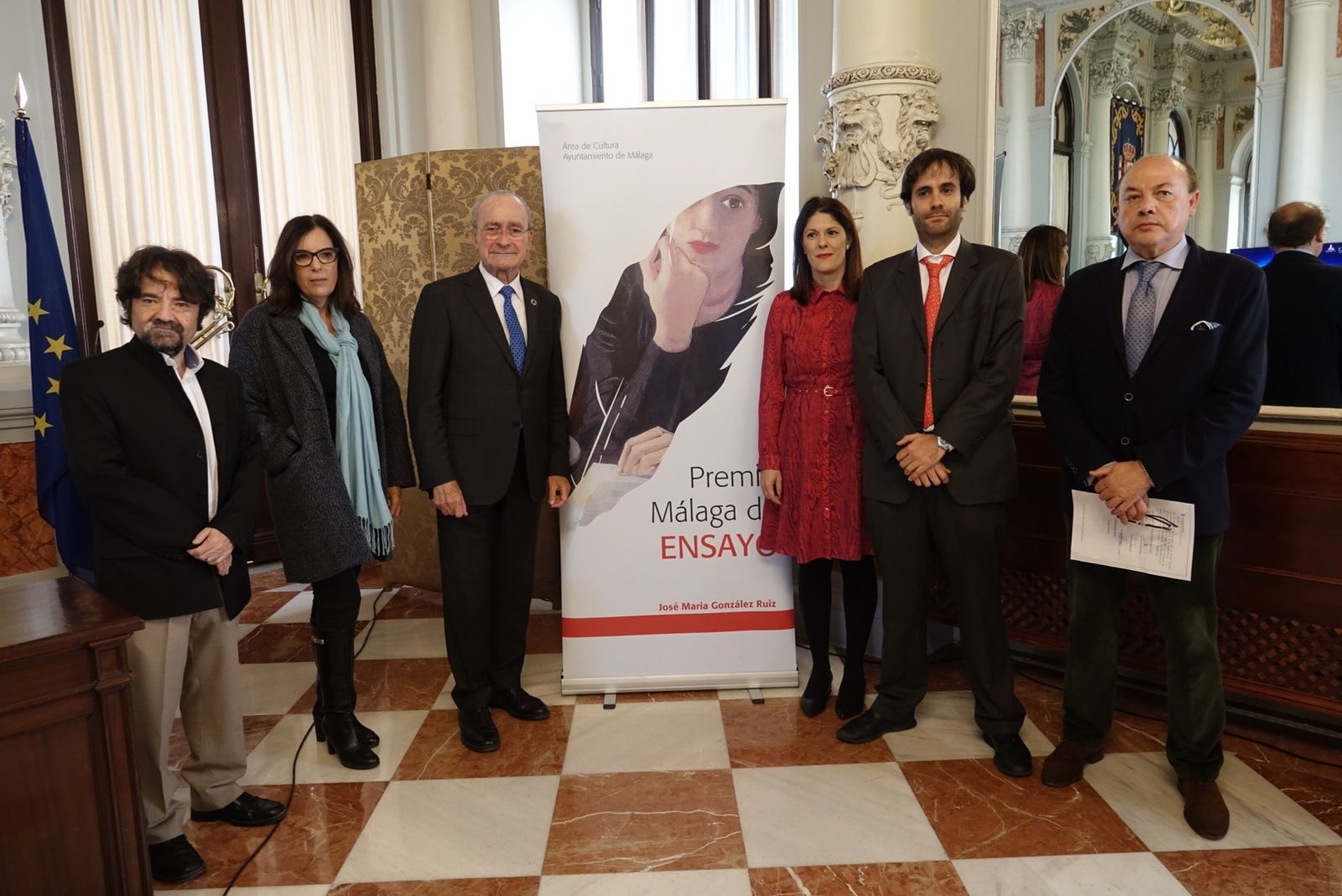 Jorge Freire, junto al alcalde Francisco de la Torre, la edil Noelia Losada y los miembros del jurado.