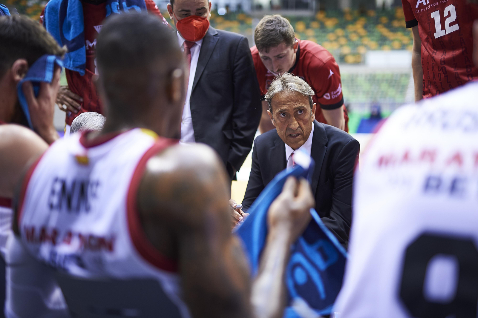 Luis Casimiro da órdenes en un tiempo muerto.