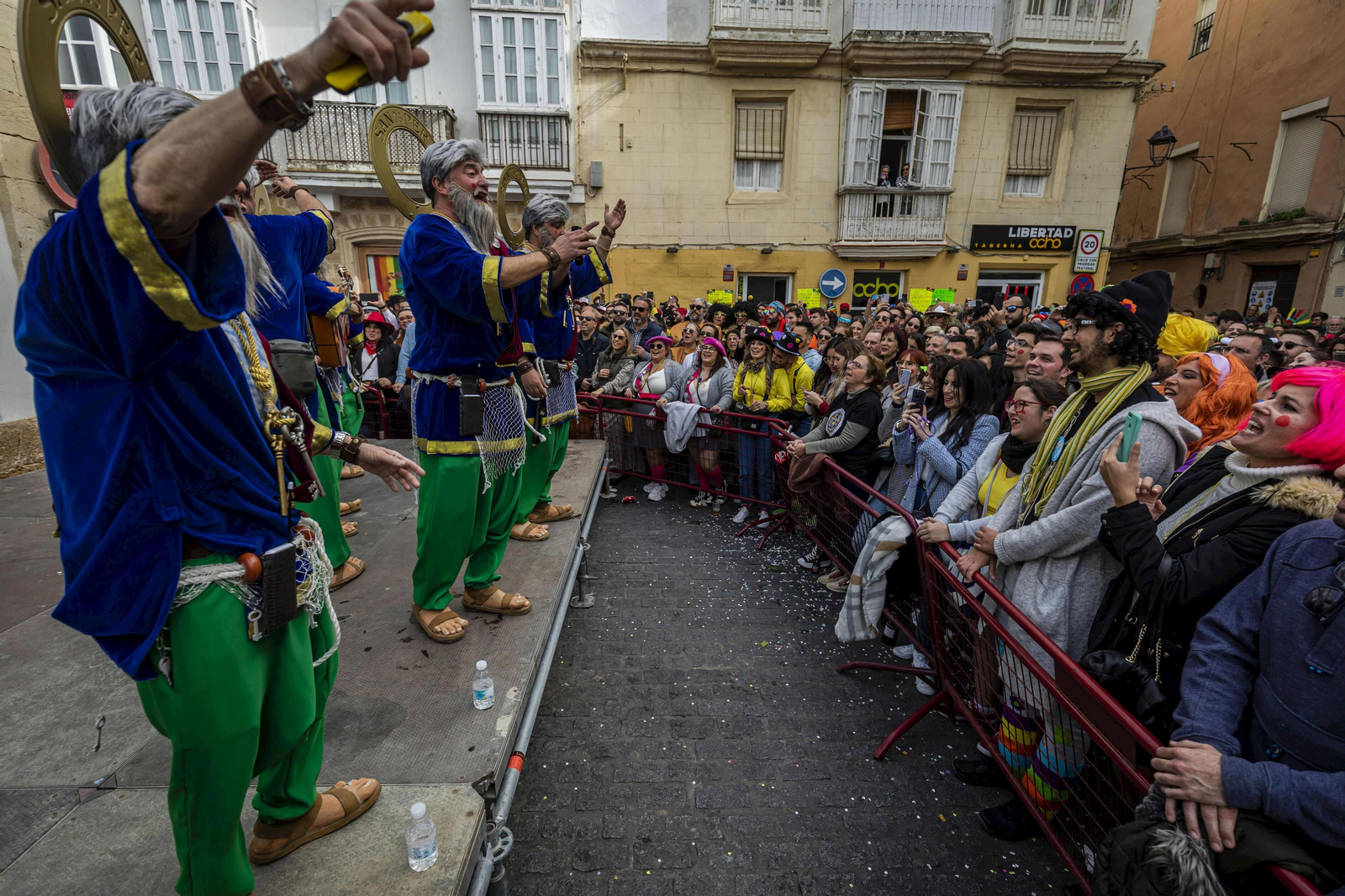 Carnaval de Cádiz 2023: Un sábado de batalla de coplas, en imágenes