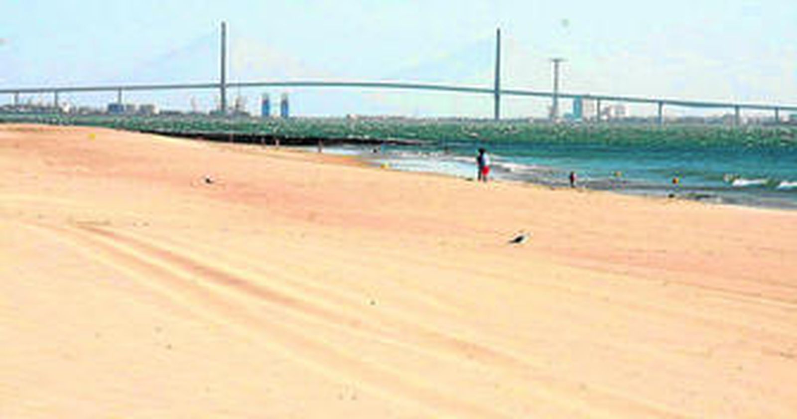 Una imagen de la playa de El Buzo, prácticamente desierta a media tarde de ayer.