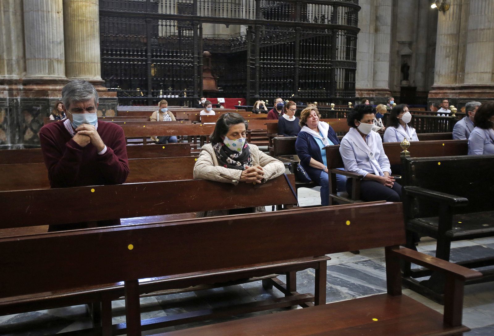 Primera misa en la Catedral de Cádiz, oficiada por el Obispo.