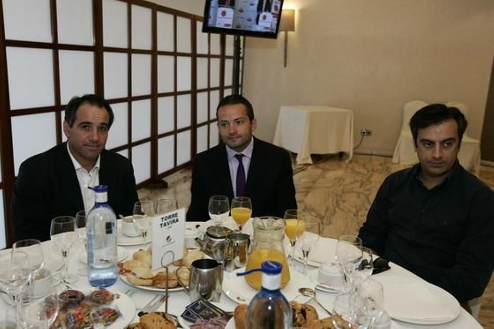 El concejal de Participación Ciudadana del Ayuntamiento de Almería, Juanjo Segura, junto a José Miguel Ortega y Carlos García López, de la empresa Joigca

Foto: Rafael G. / Javier Alonso