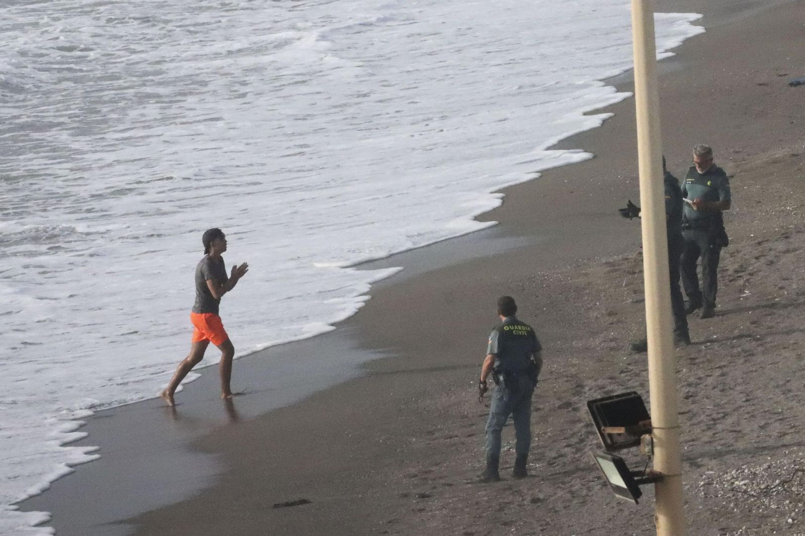 Un joven migrante, frente a la Guardia Civil en Ceuta.