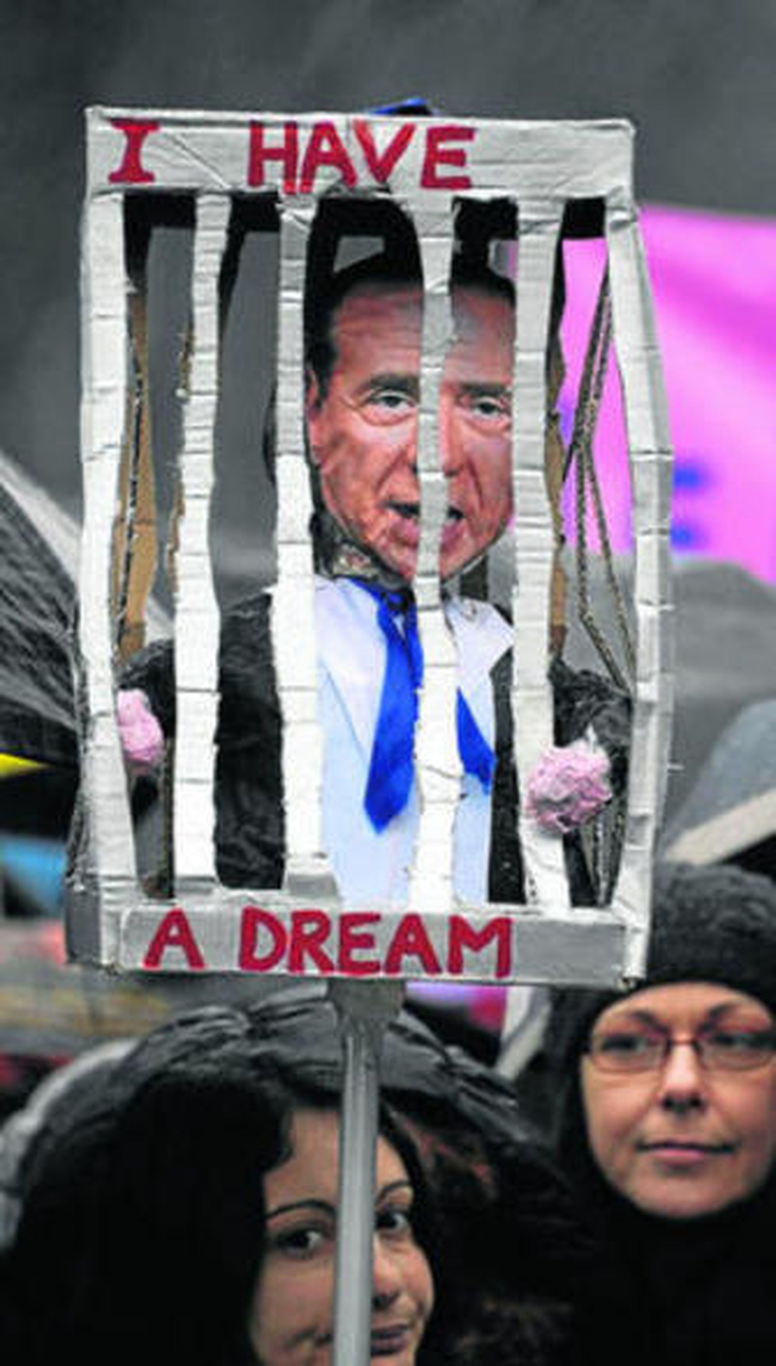 Una mujer enarbola una significativa pancarta.