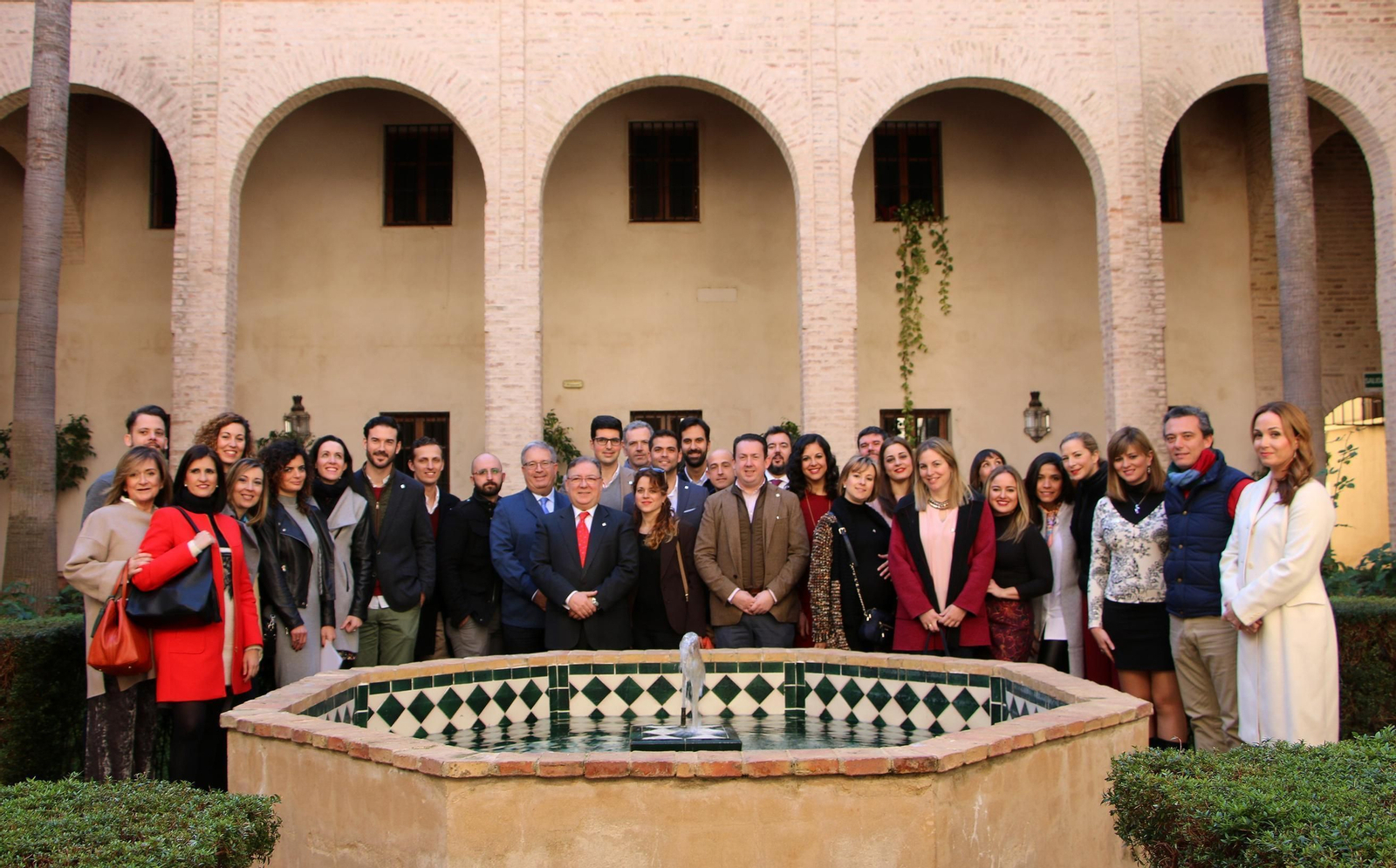 Foto de familia del acto celebrado en el Palacio de los Marqueses de la Algaba, en Sevilla.